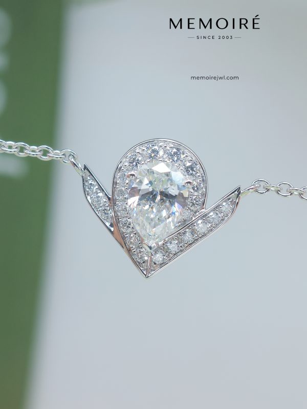 MEMOIRÉ Platinum Pear-Shaped Diamond Crown Necklace