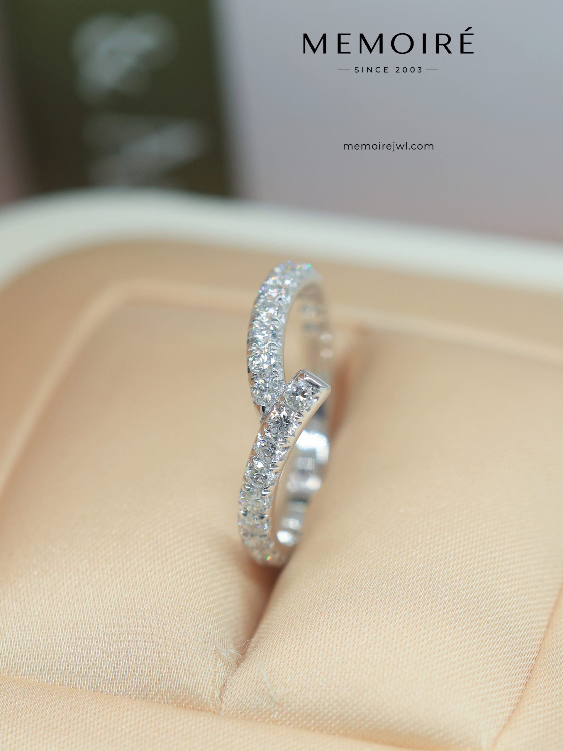 MEMOIRÉ White Gold Narrow V-Shape Full-Pave Diamond Ring