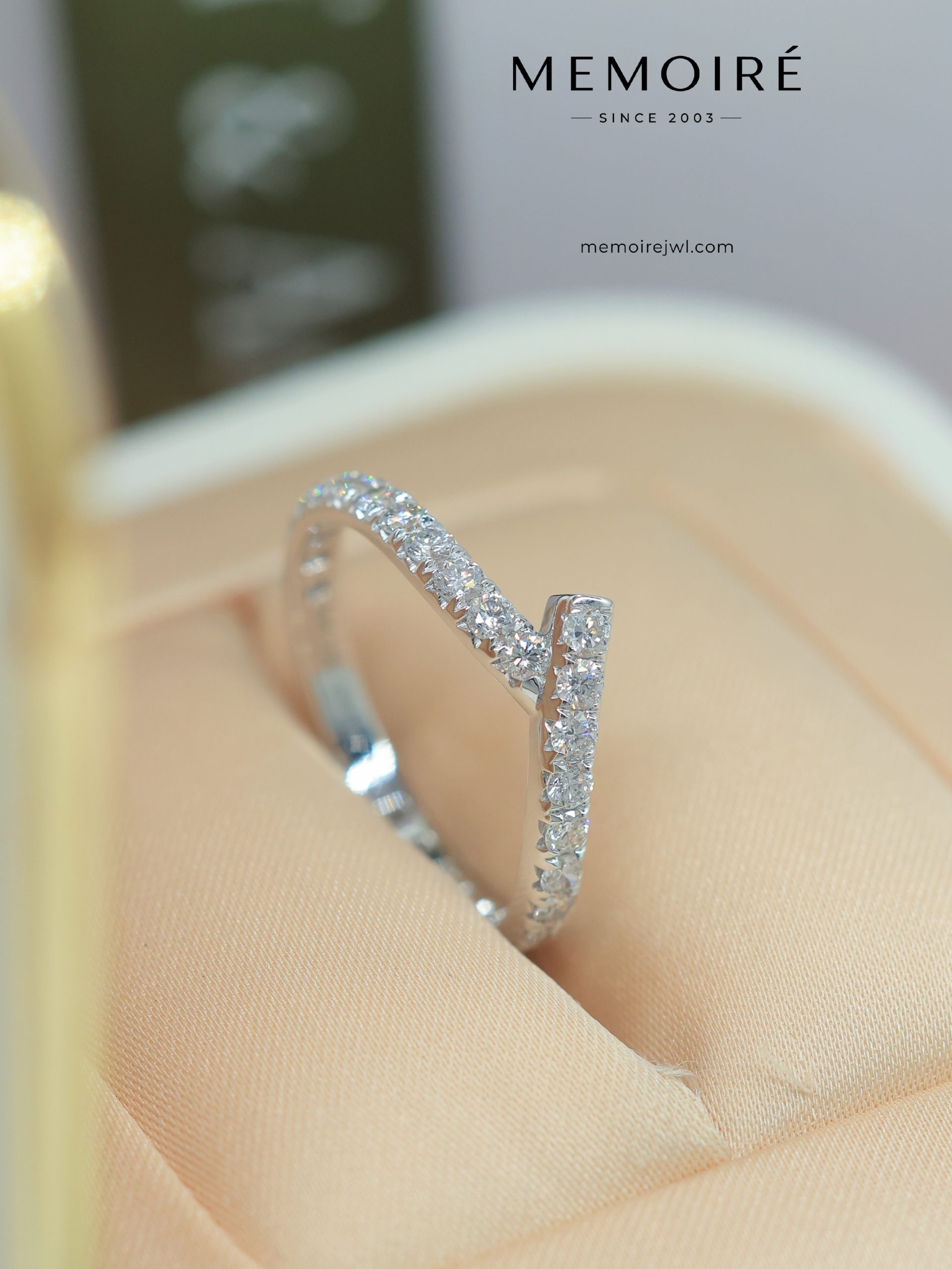 MEMOIRÉ White Gold Narrow V-Shape Full-Pave Diamond Ring - Image 3