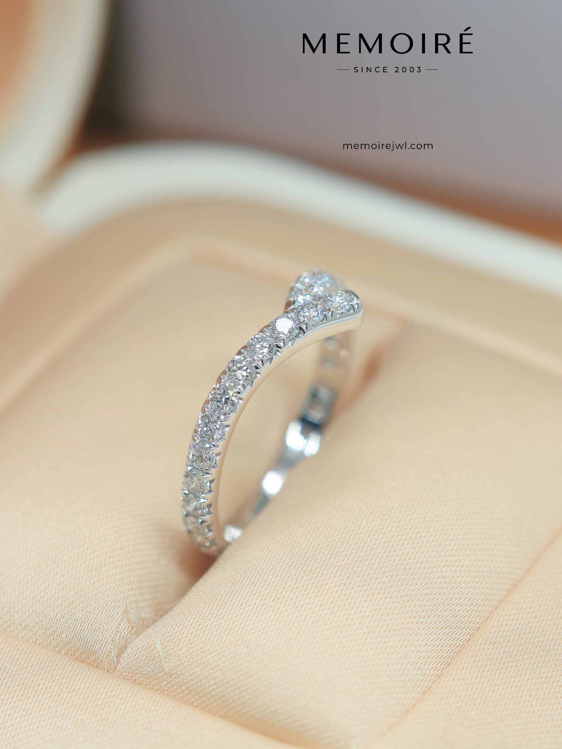 MEMOIRÉ White Gold Narrow V-Shape Full-Pave Diamond Ring - Image 4