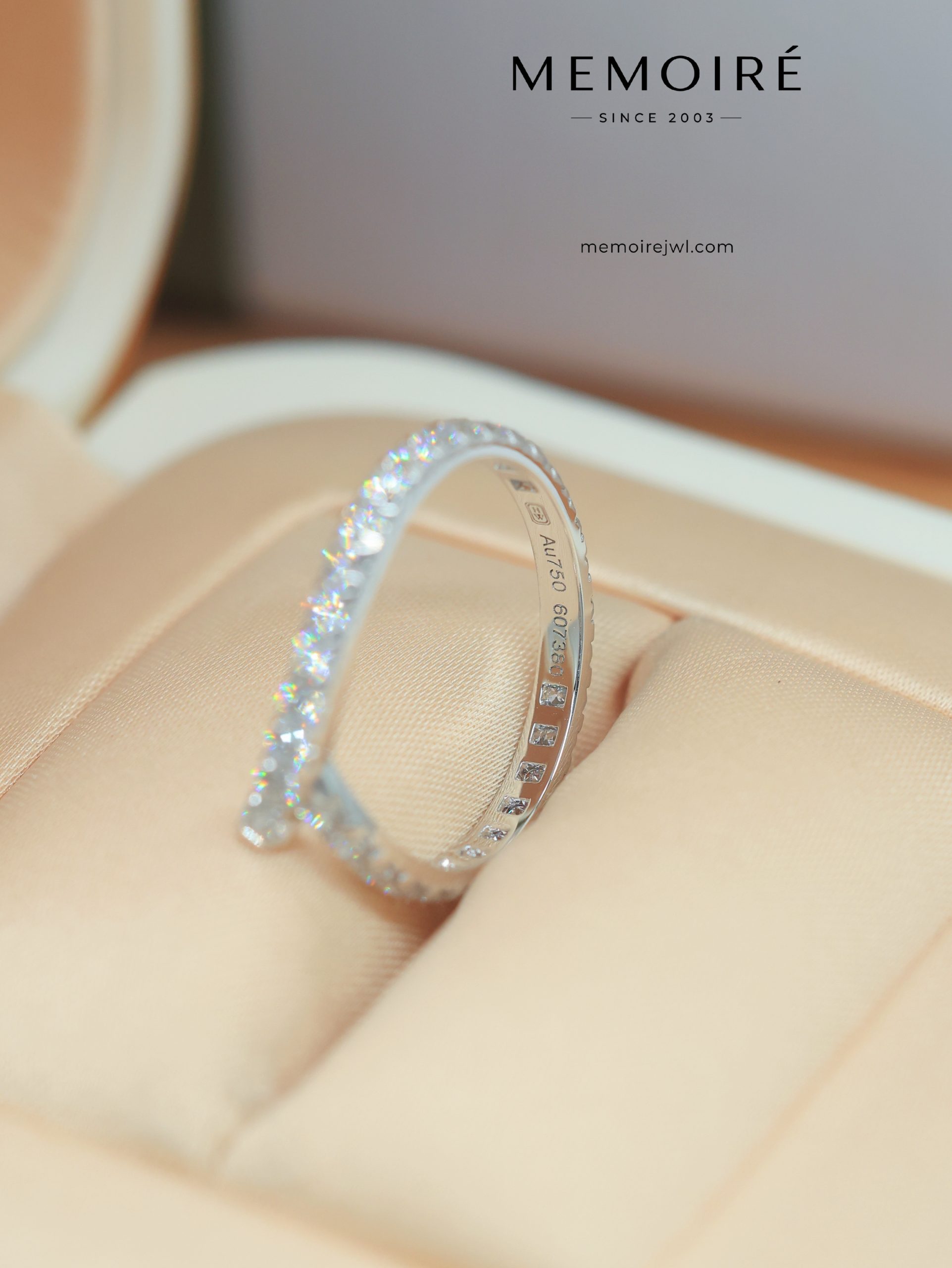 MEMOIRÉ White Gold Narrow V-Shape Full-Pave Diamond Ring - Image 5