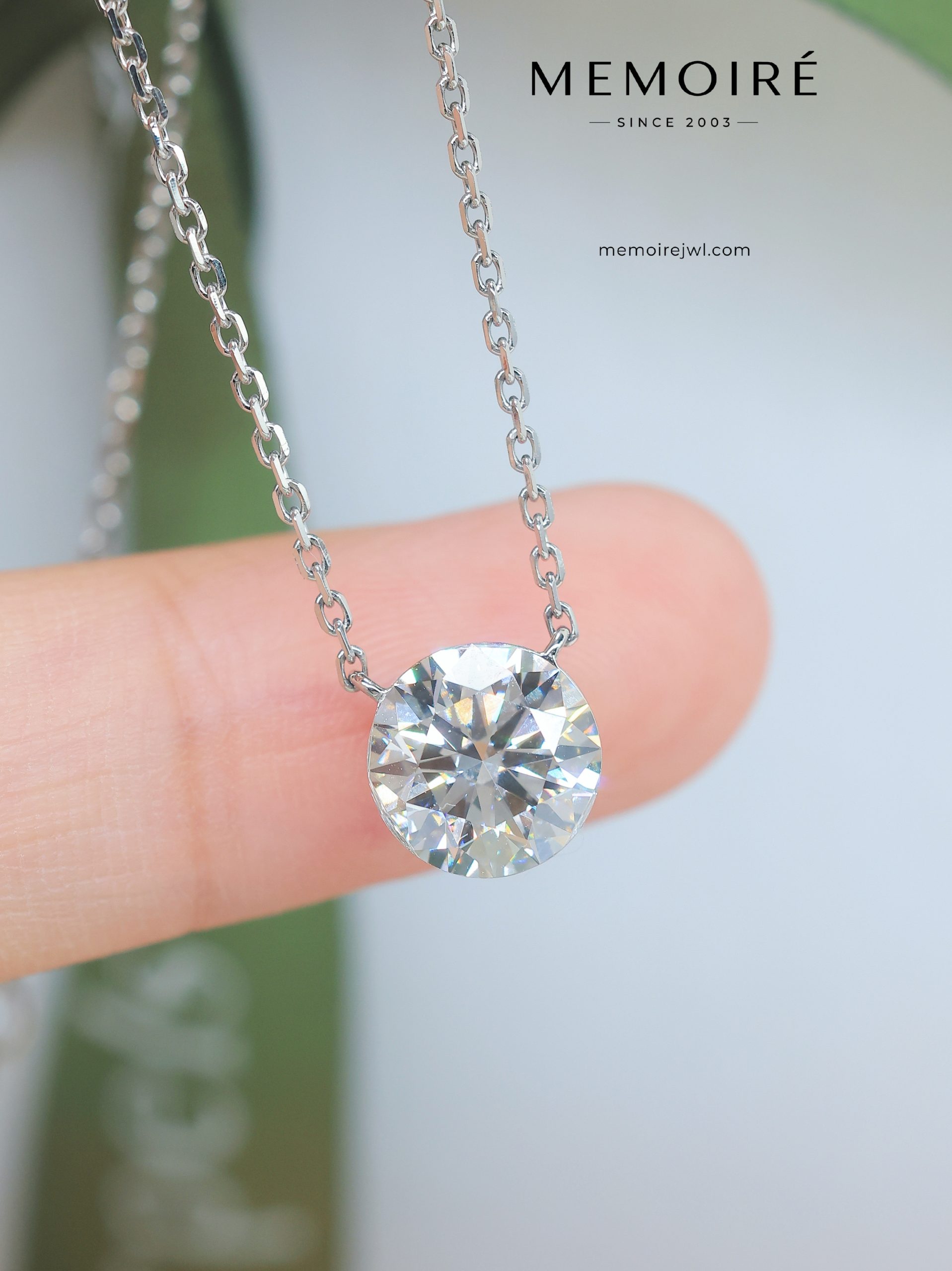 MÉMOIRÉ 18K White Gold Bezel Floating Diamond Pendant Necklace