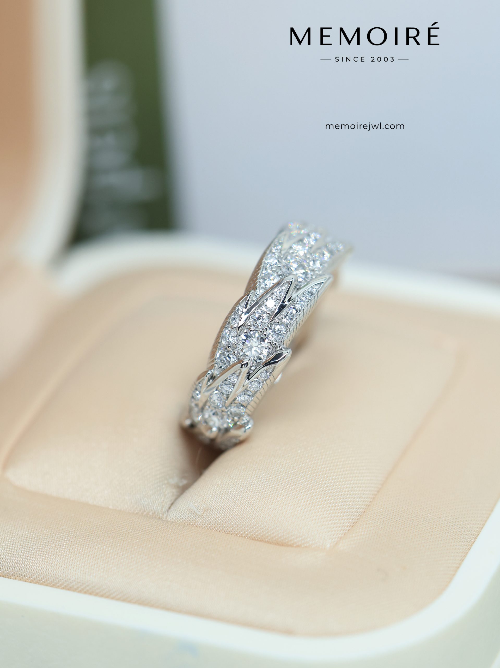 MEMOIRÉ Platinum Full-Pave Diamond Feather Ring - Image 2