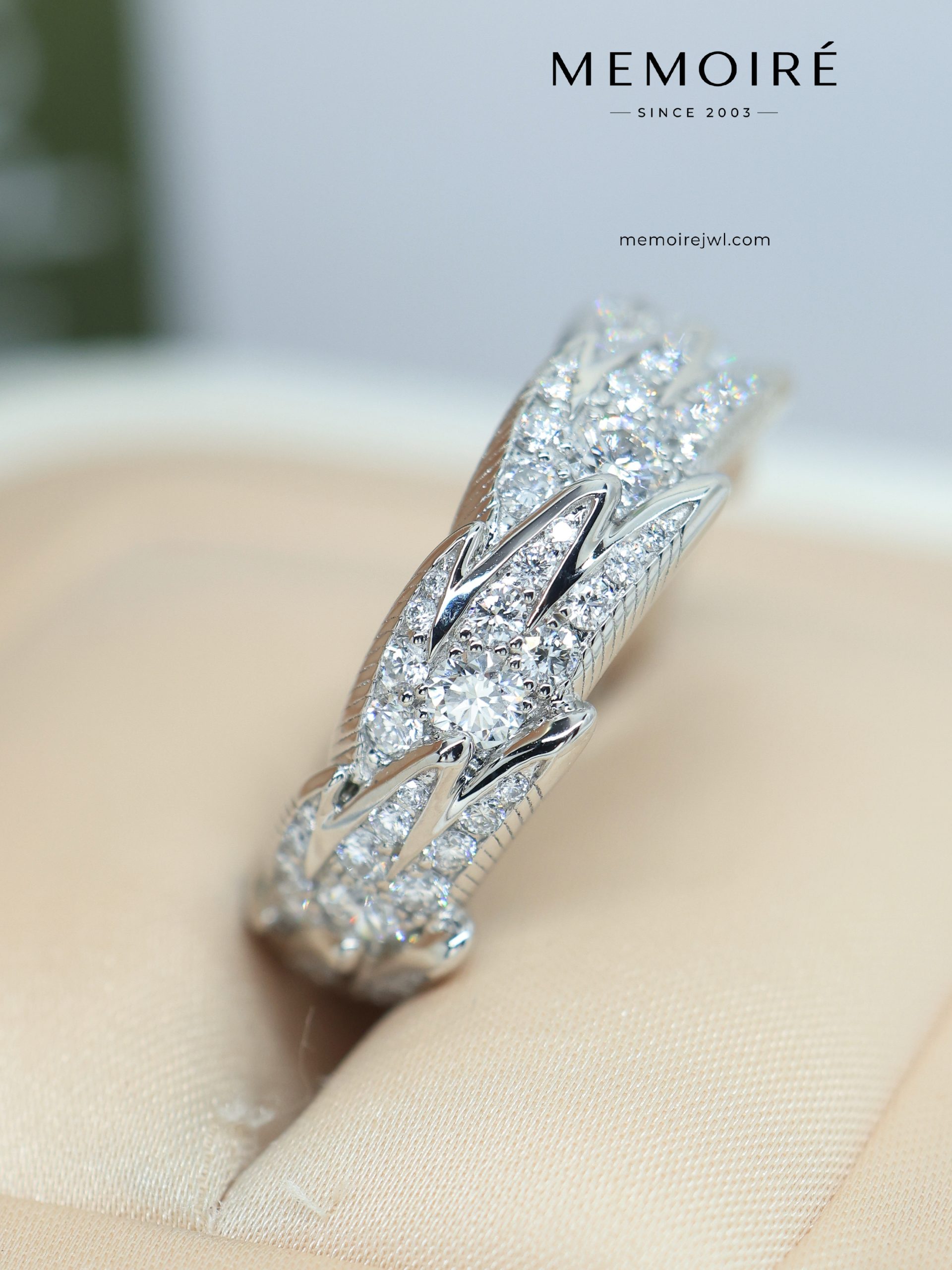MEMOIRÉ Platinum Full-Pave Diamond Feather Ring - Image 4