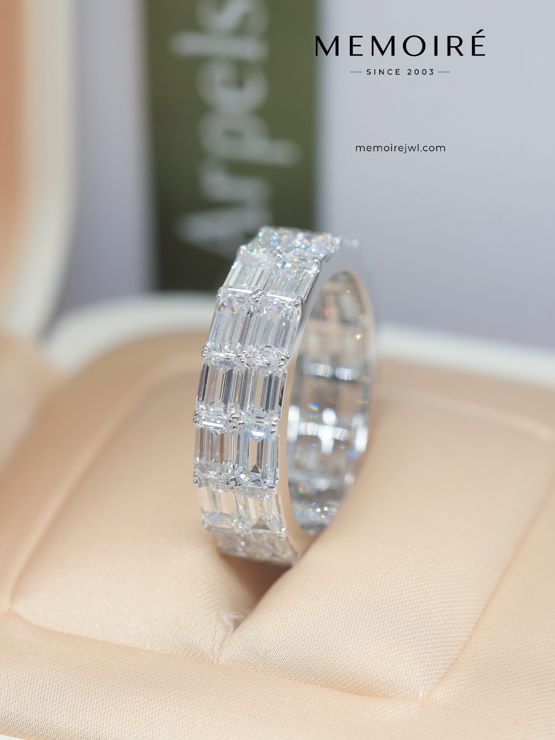 MÉMOIRÉ 18K White Gold Double Row Emerald Full Eternity Ring - Image 3