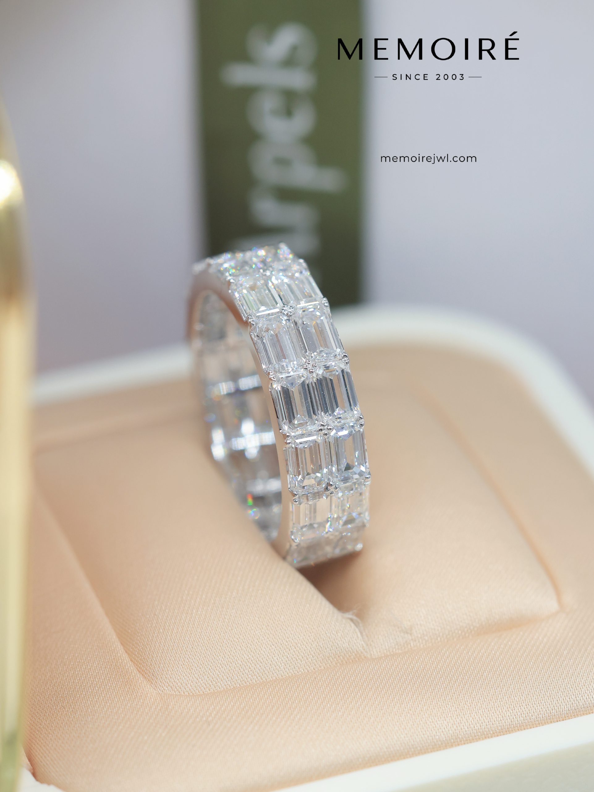 MÉMOIRÉ 18K White Gold Double Row Emerald Full Eternity Ring - Image 2