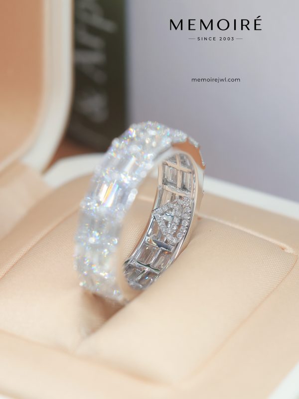 MÉMOIRÉ 18K White Gold Double Row Emerald Full Eternity Ring