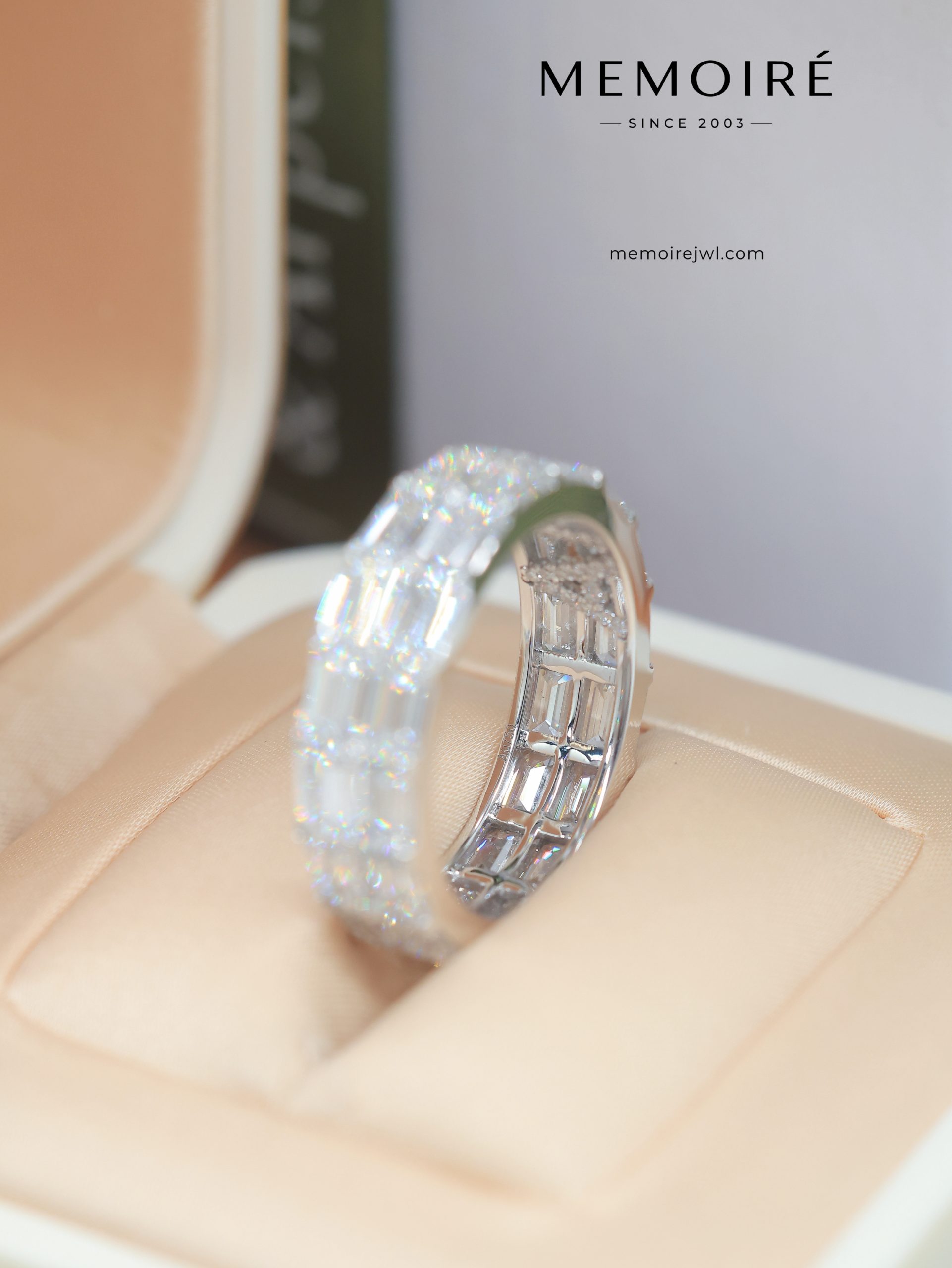 MÉMOIRÉ 18K White Gold Double Row Emerald Full Eternity Ring - Image 5