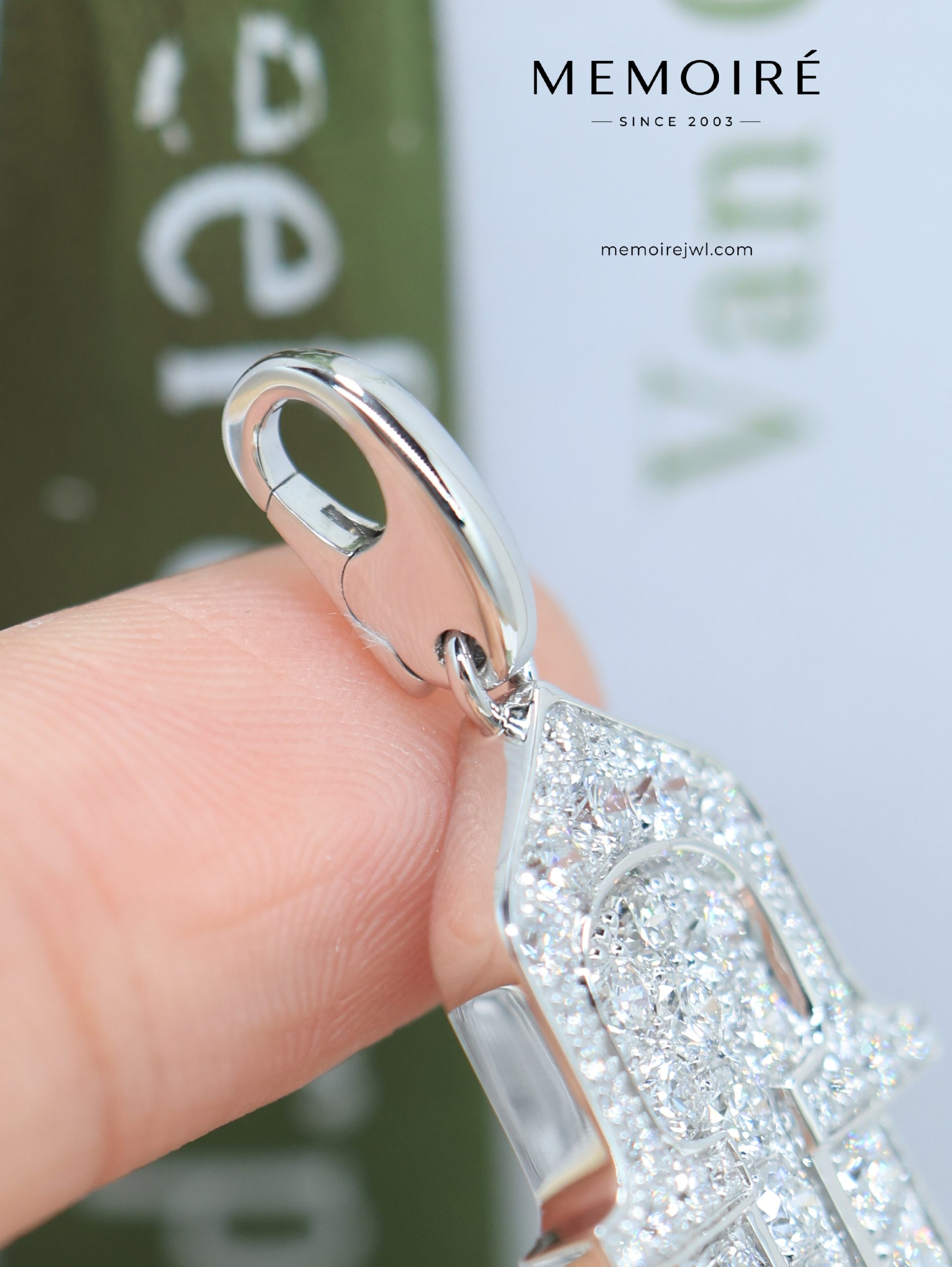 MÉMOIRÉ 18K White Gold Hamsa Full Diamond Pendant - Image 5