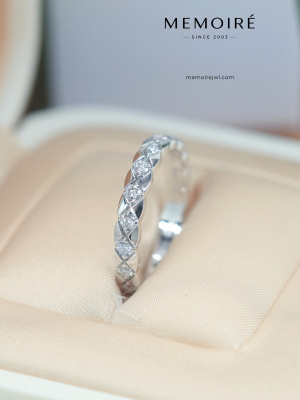 MEMOIRÉ White Gold Narrow Diamond-Set Quilted Ring