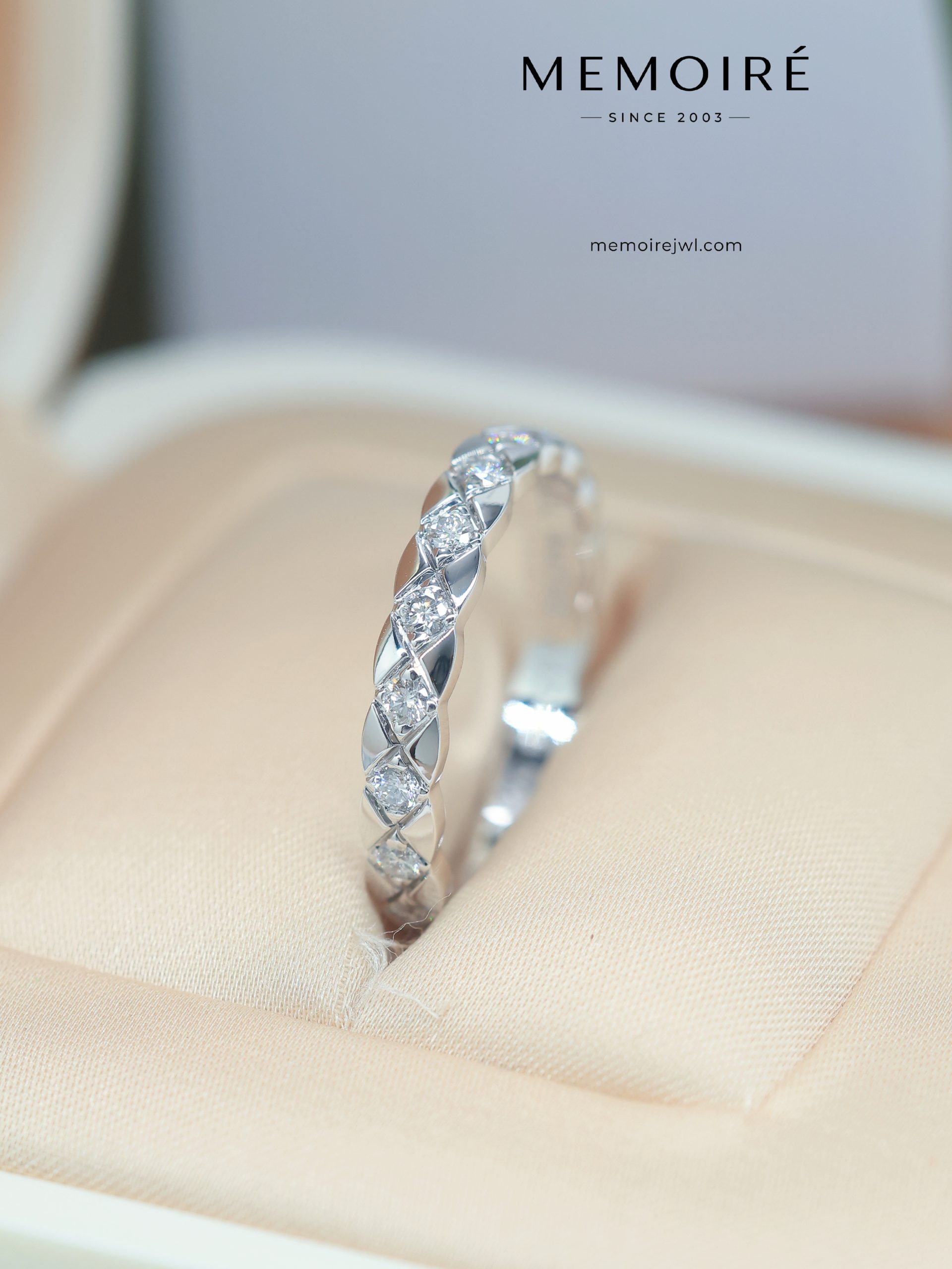 MEMOIRÉ White Gold Narrow Diamond-Set Quilted Ring