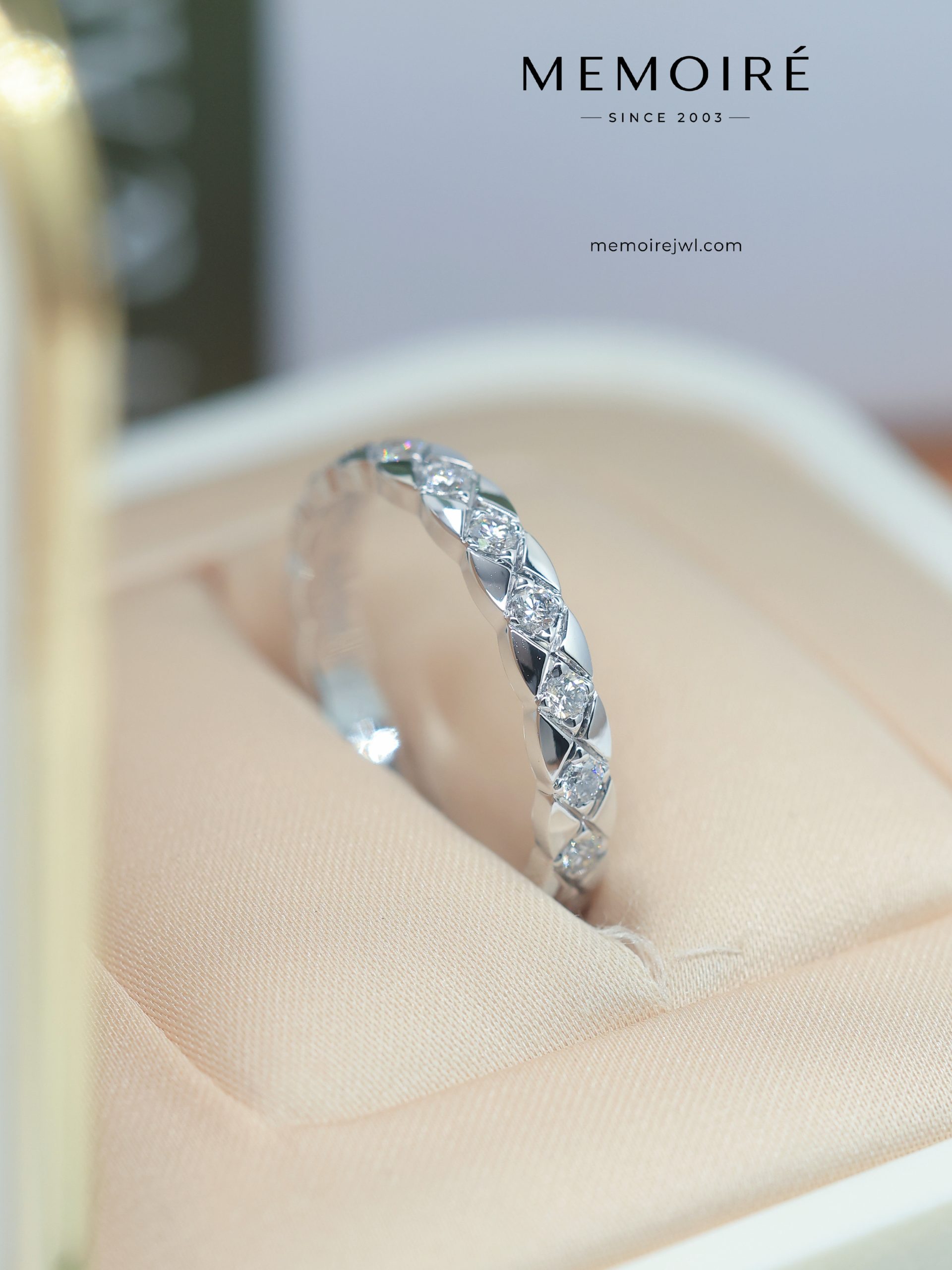 MEMOIRÉ White Gold Narrow Diamond-Set Quilted Ring - Image 3