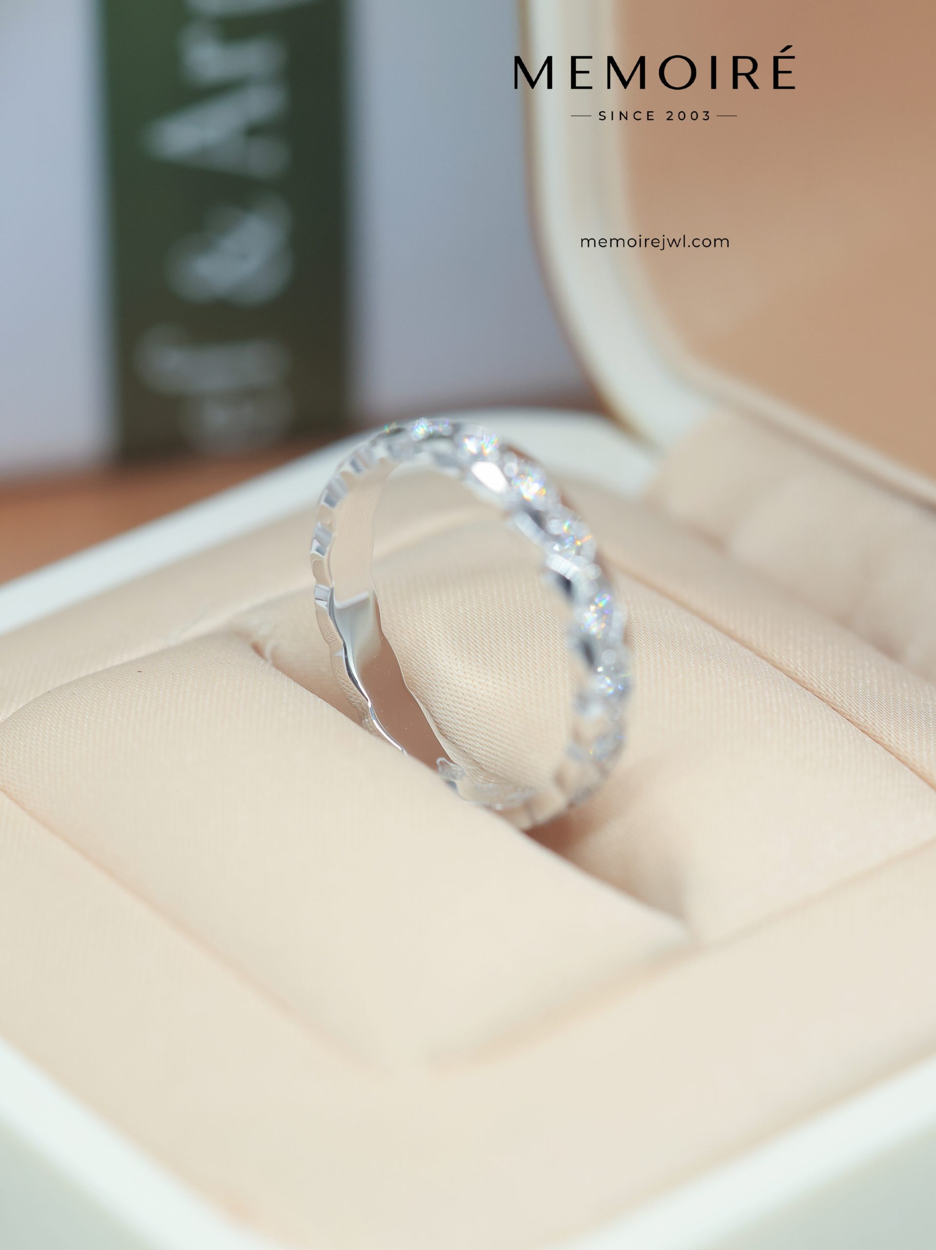 MEMOIRÉ White Gold Narrow Diamond-Set Quilted Ring - Image 4