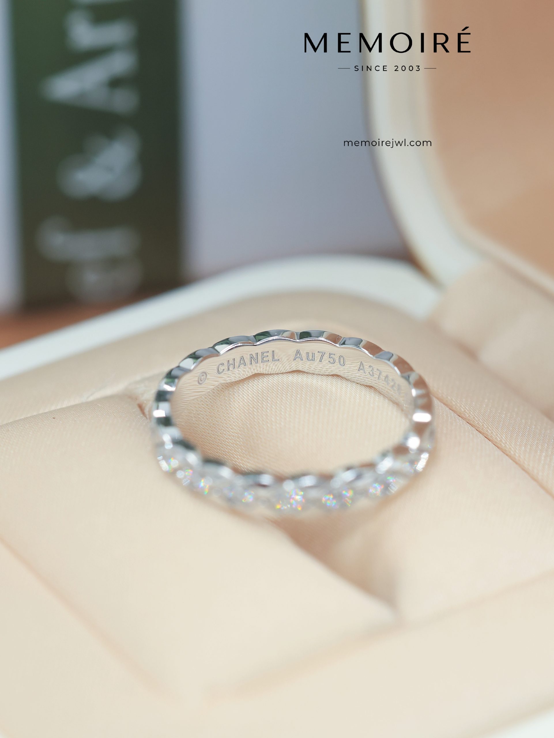 MEMOIRÉ White Gold Narrow Diamond-Set Quilted Ring - Image 5