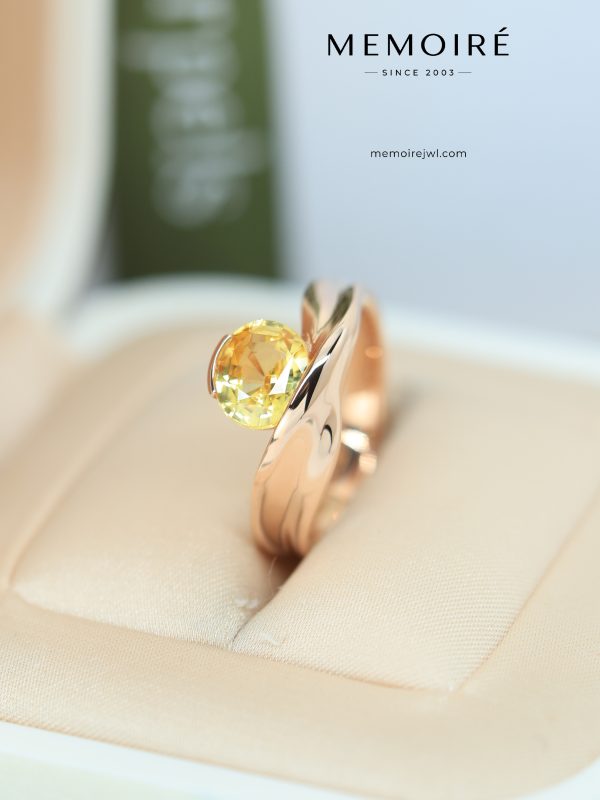 MEMOIRÉ Rose Gold Custom Yellow Sapphire Ring