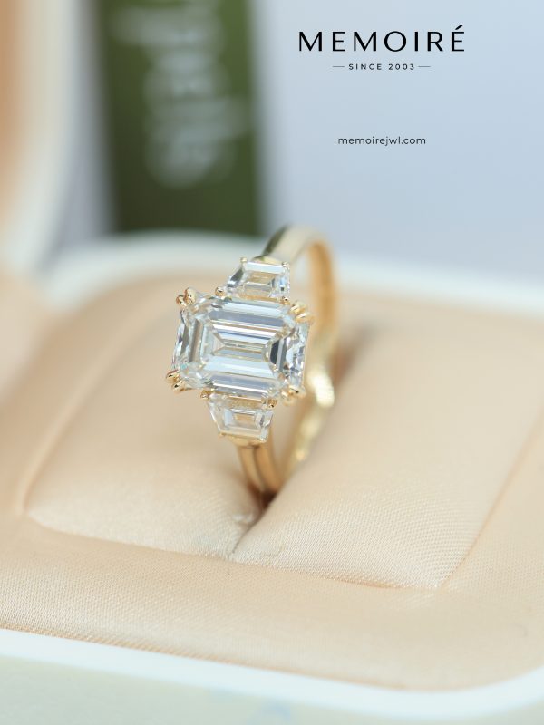 MÉMOIRÉ 18K Gold Emerald Three-Stone Four-Prong Diamond Ring