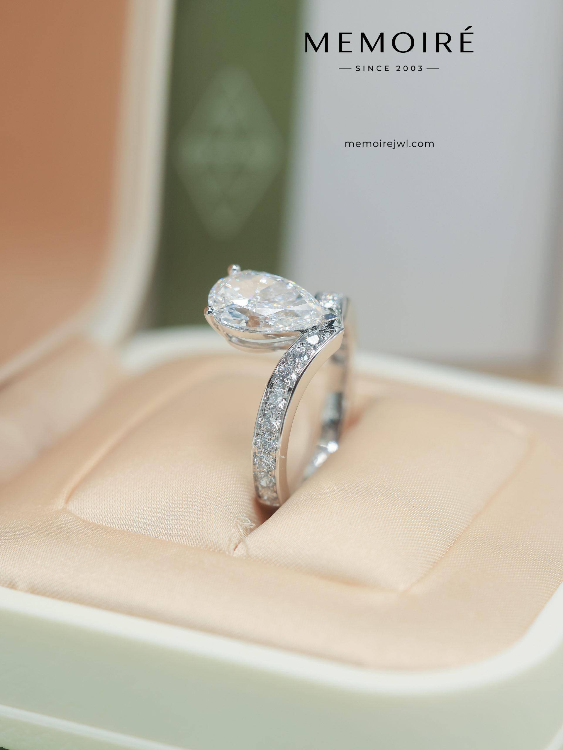 MEMOIRÉ Platinum Bold Pear-Shaped Diamond Crown Ring