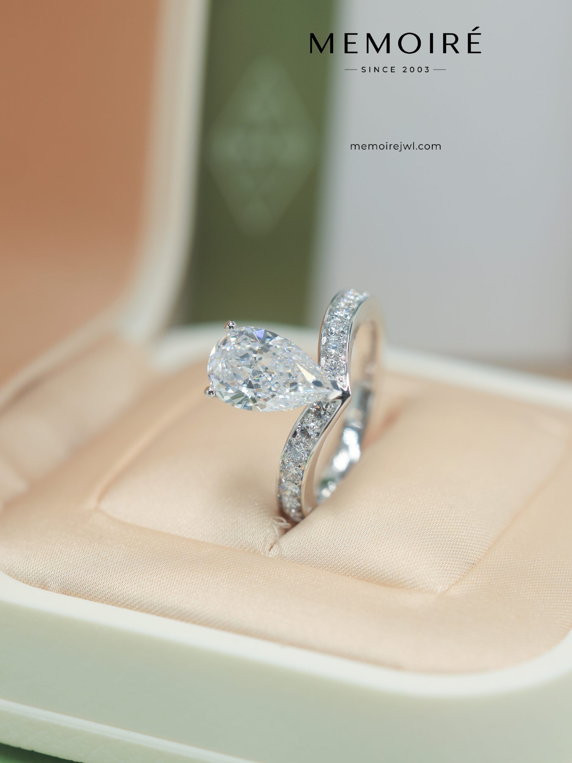 MEMOIRÉ Platinum Bold Pear-Shaped Diamond Crown Ring - Image 3