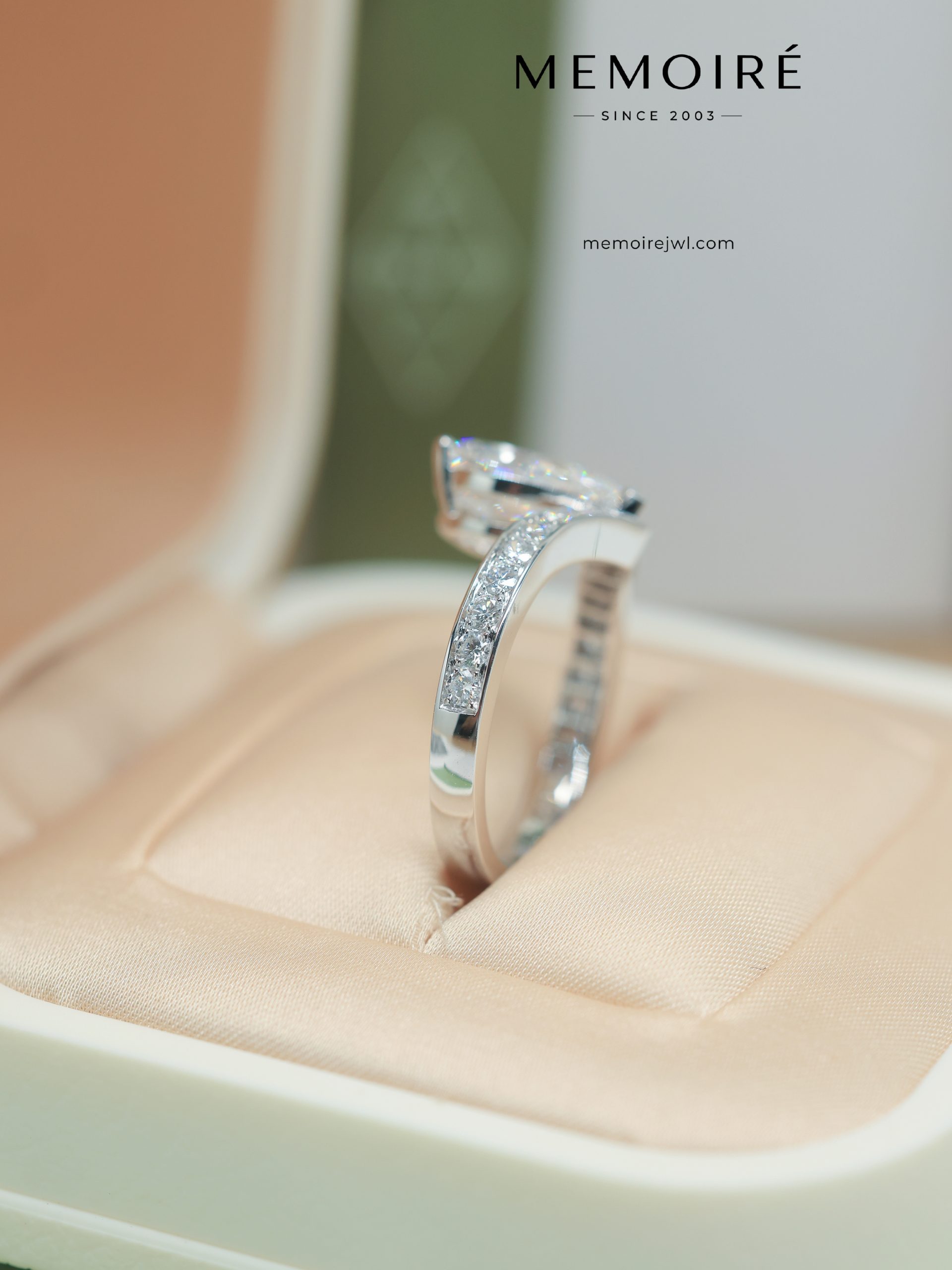 MEMOIRÉ Platinum Bold Pear-Shaped Diamond Crown Ring - Image 4