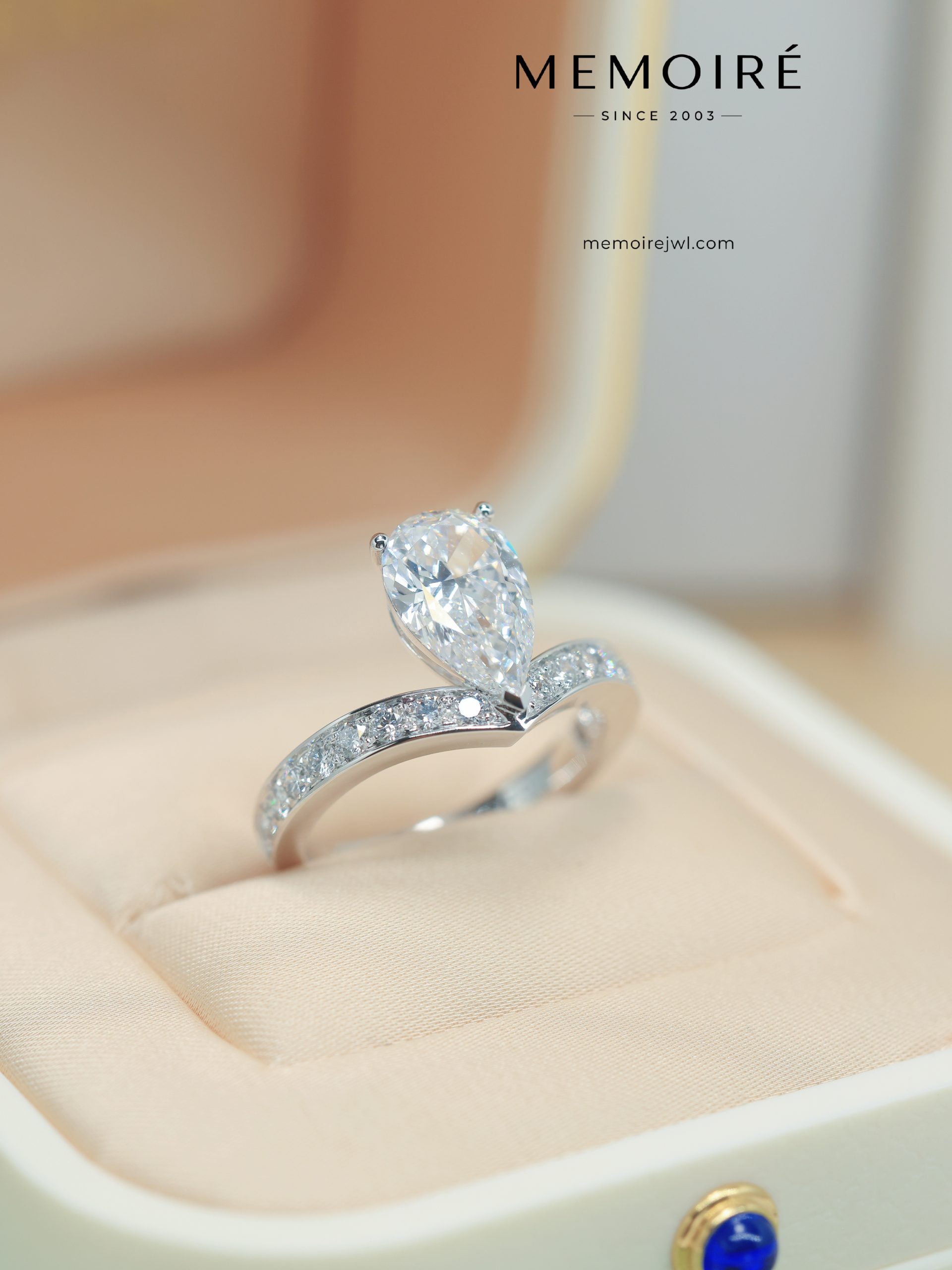 MEMOIRÉ Platinum Bold Pear-Shaped Diamond Crown Ring - Image 5