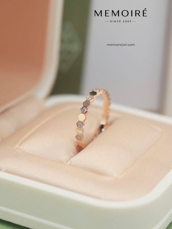 MEMOIRÉ Rose Gold Narrow-Band Honeycomb Alternating Diamond Ring
