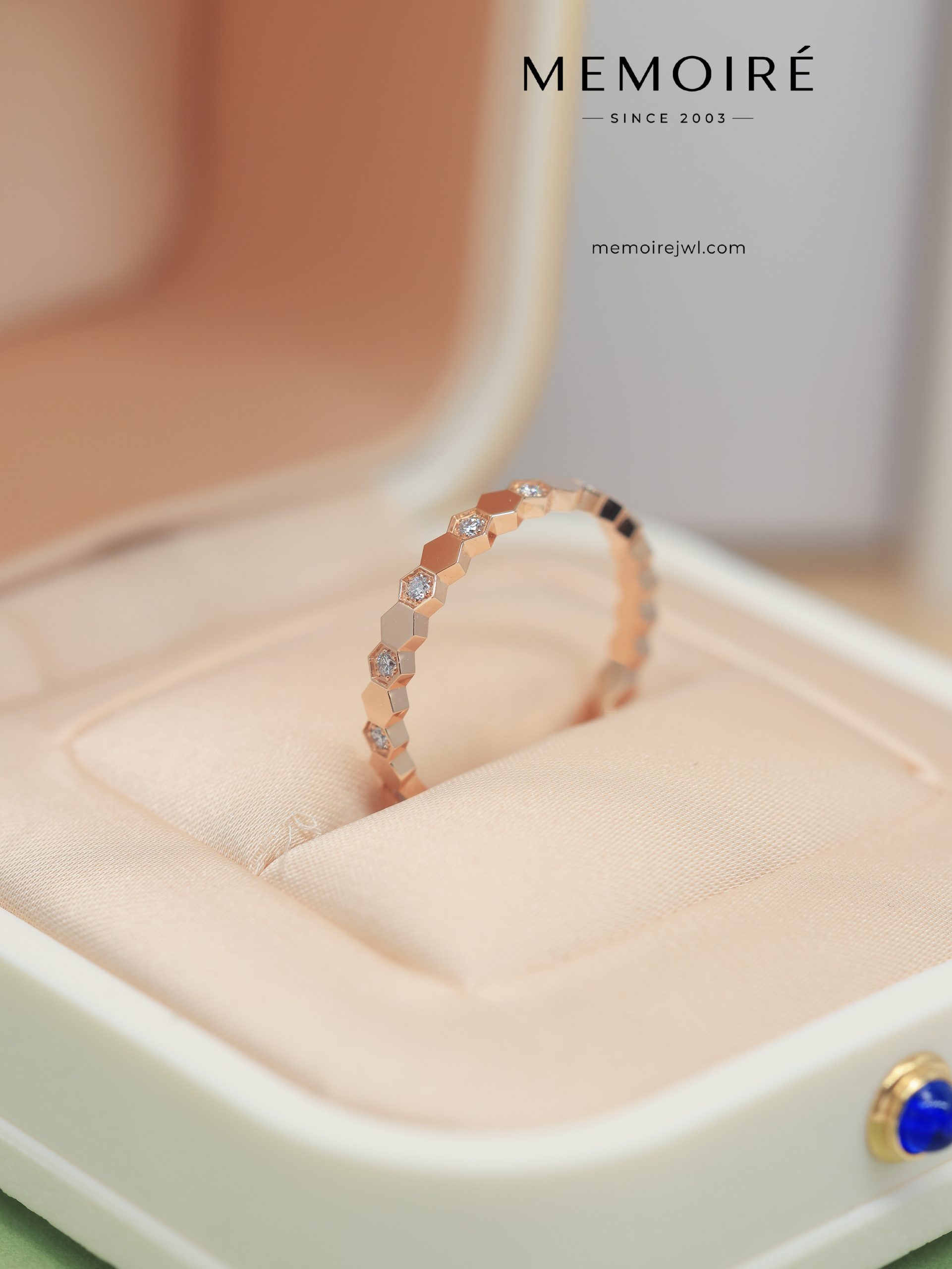 MEMOIRÉ Rose Gold Narrow-Band Honeycomb Alternating Diamond Ring - Image 3
