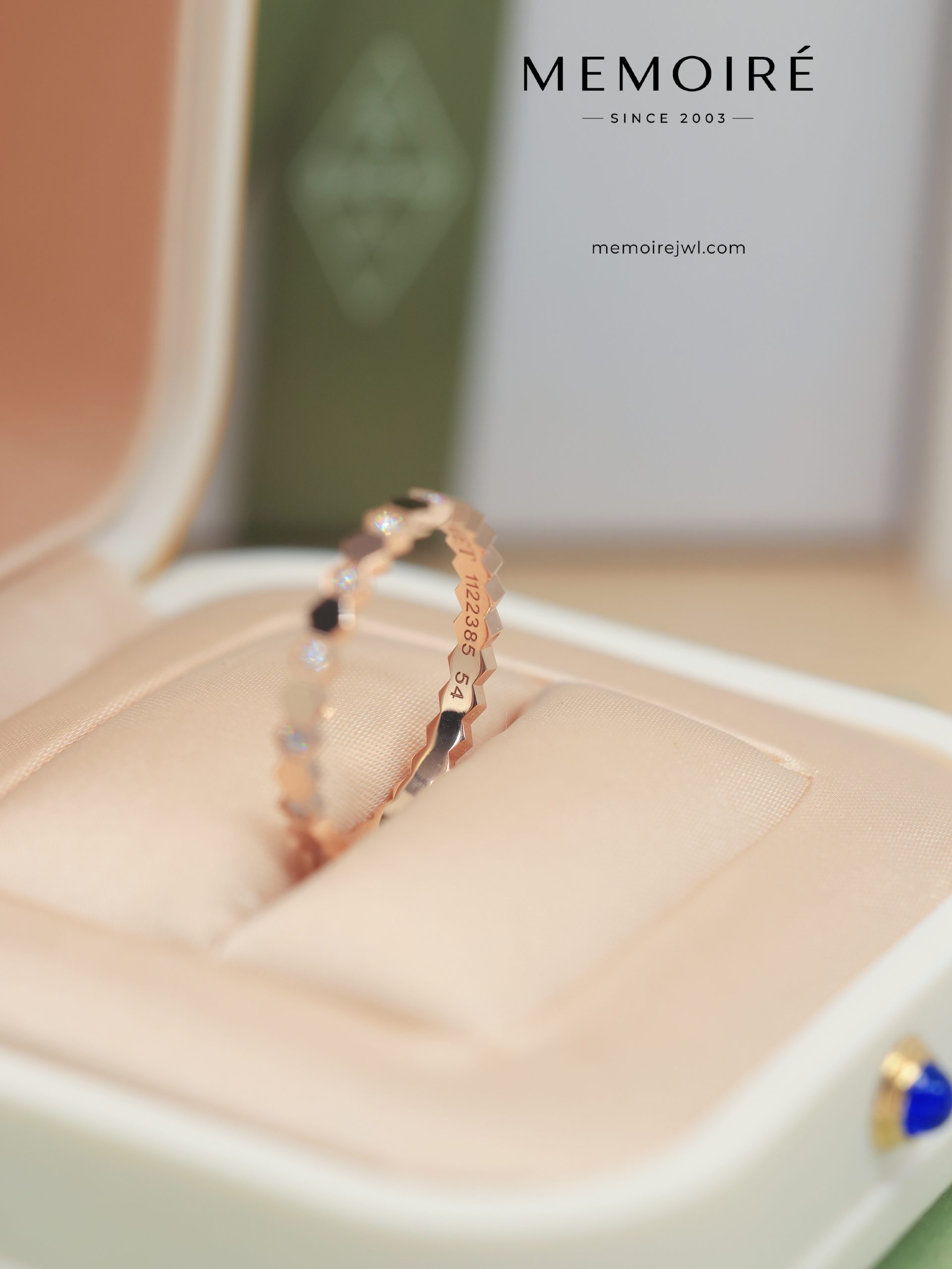 MEMOIRÉ Rose Gold Narrow-Band Honeycomb Alternating Diamond Ring - Image 4