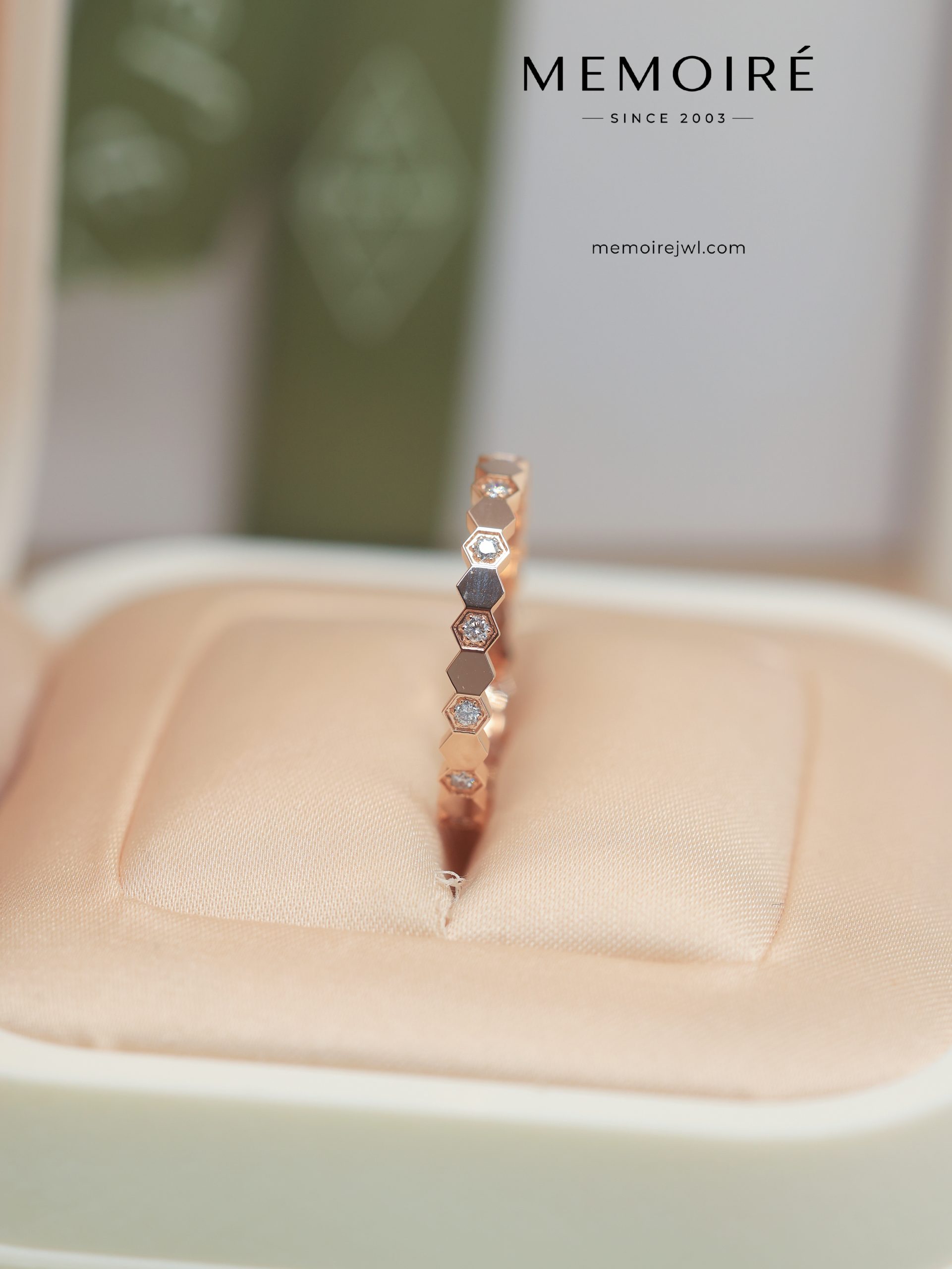 MEMOIRÉ Rose Gold Narrow-Band Honeycomb Alternating Diamond Ring - Image 5