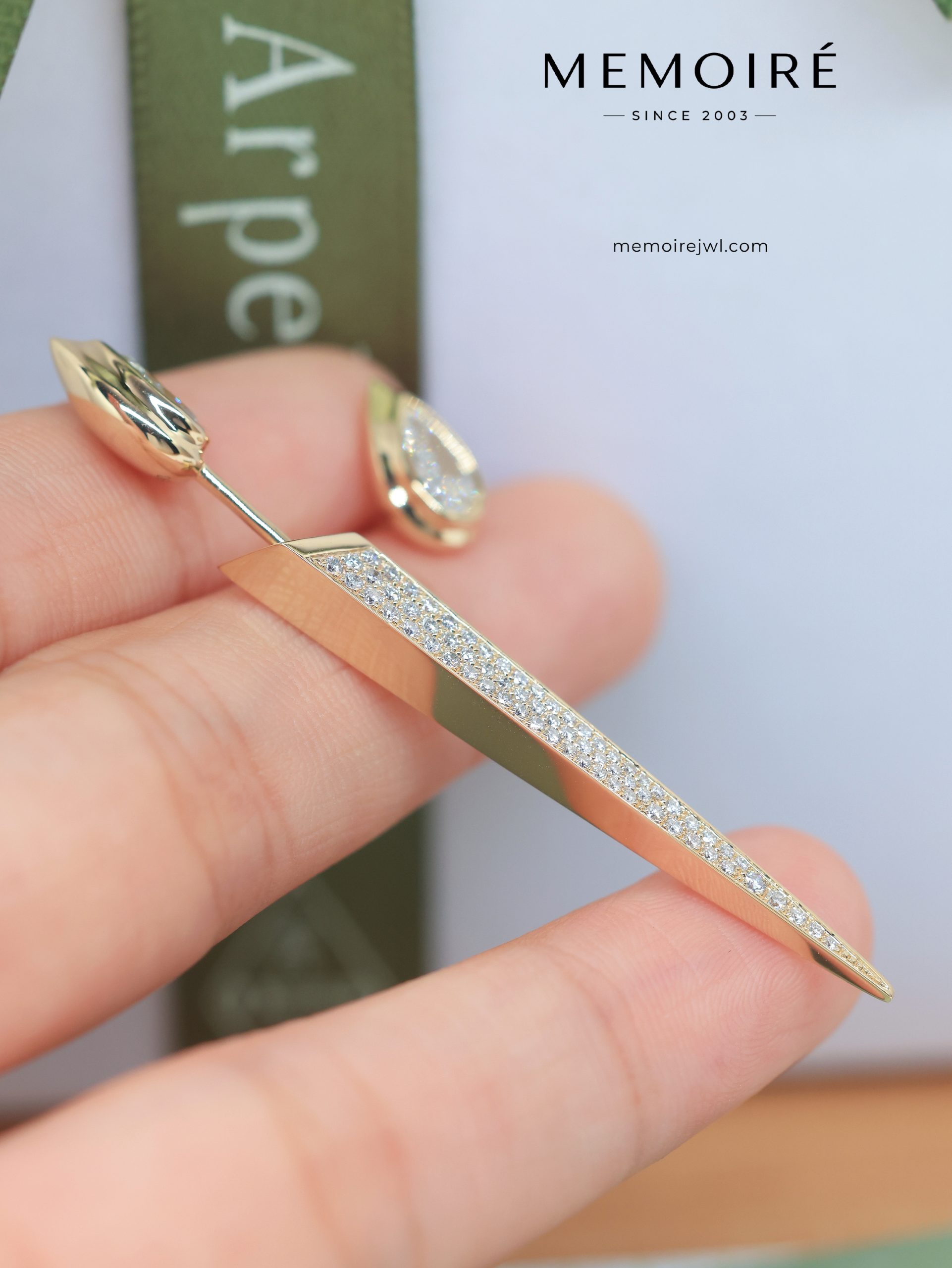 MÉMOIRÉ 18K Gold Mismatch Pear Pave Spike Drop Diamond Earrings - Image 5