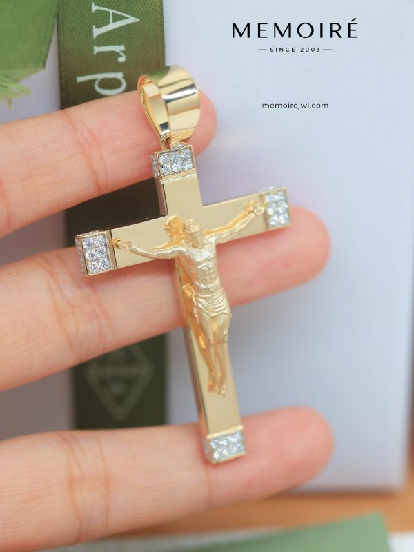 MÉMOIRÉ 18K Gold Sculpted Crucifix Diamond Cross Pendant