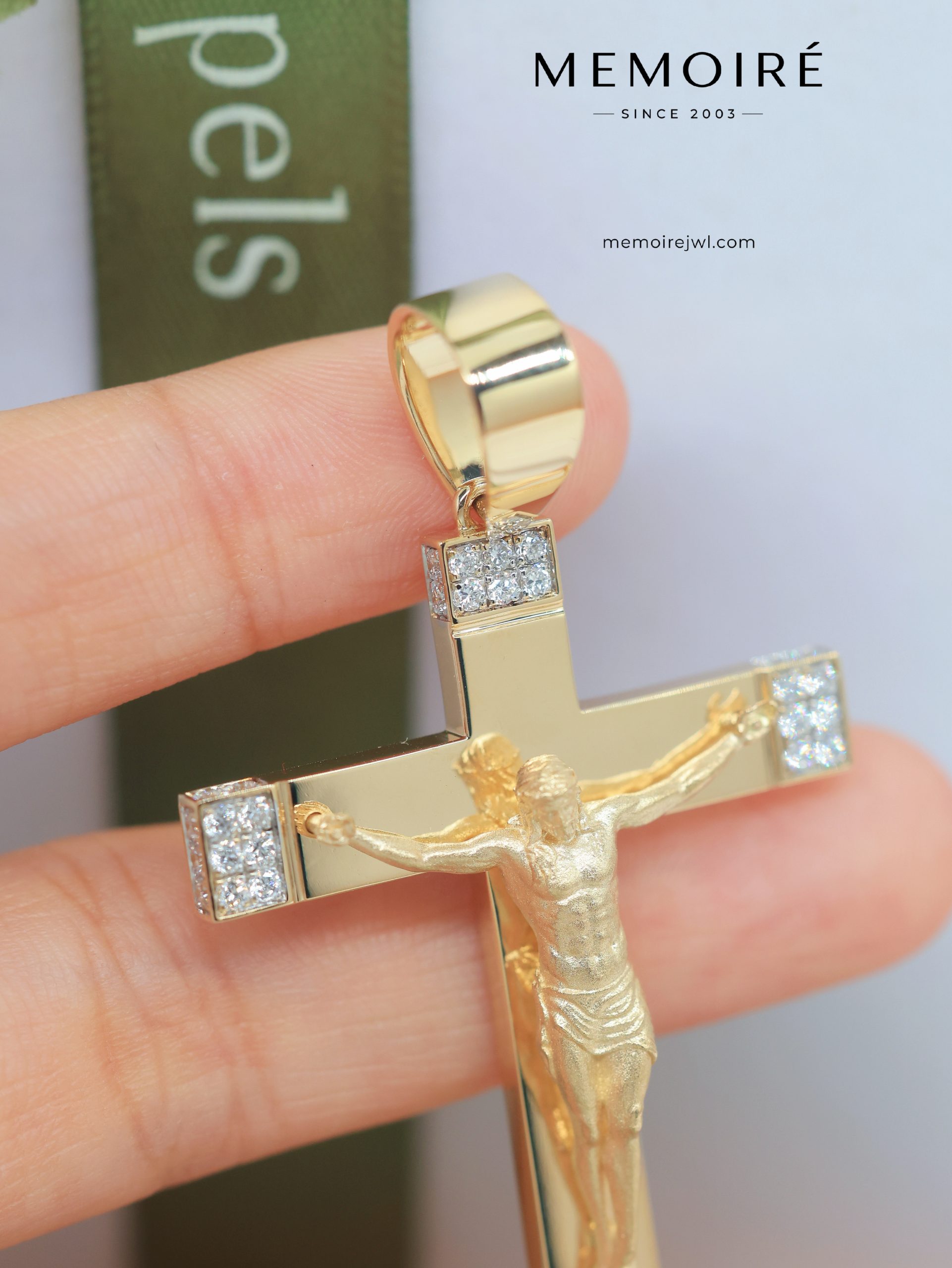 MÉMOIRÉ 18K Gold Sculpted Crucifix Diamond Cross Pendant - Image 3