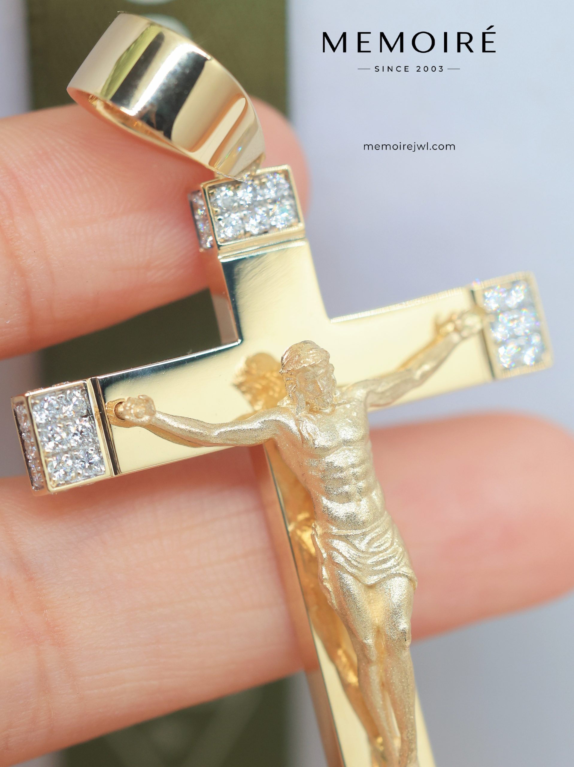 MÉMOIRÉ 18K Gold Sculpted Crucifix Diamond Cross Pendant - Image 5