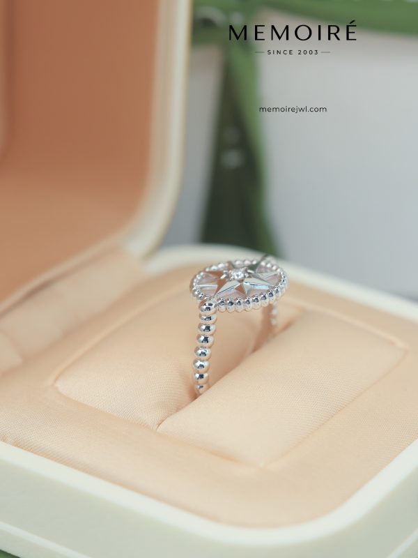 MEMOIRÉ White Gold Mother-of-Pearl Compass Ring