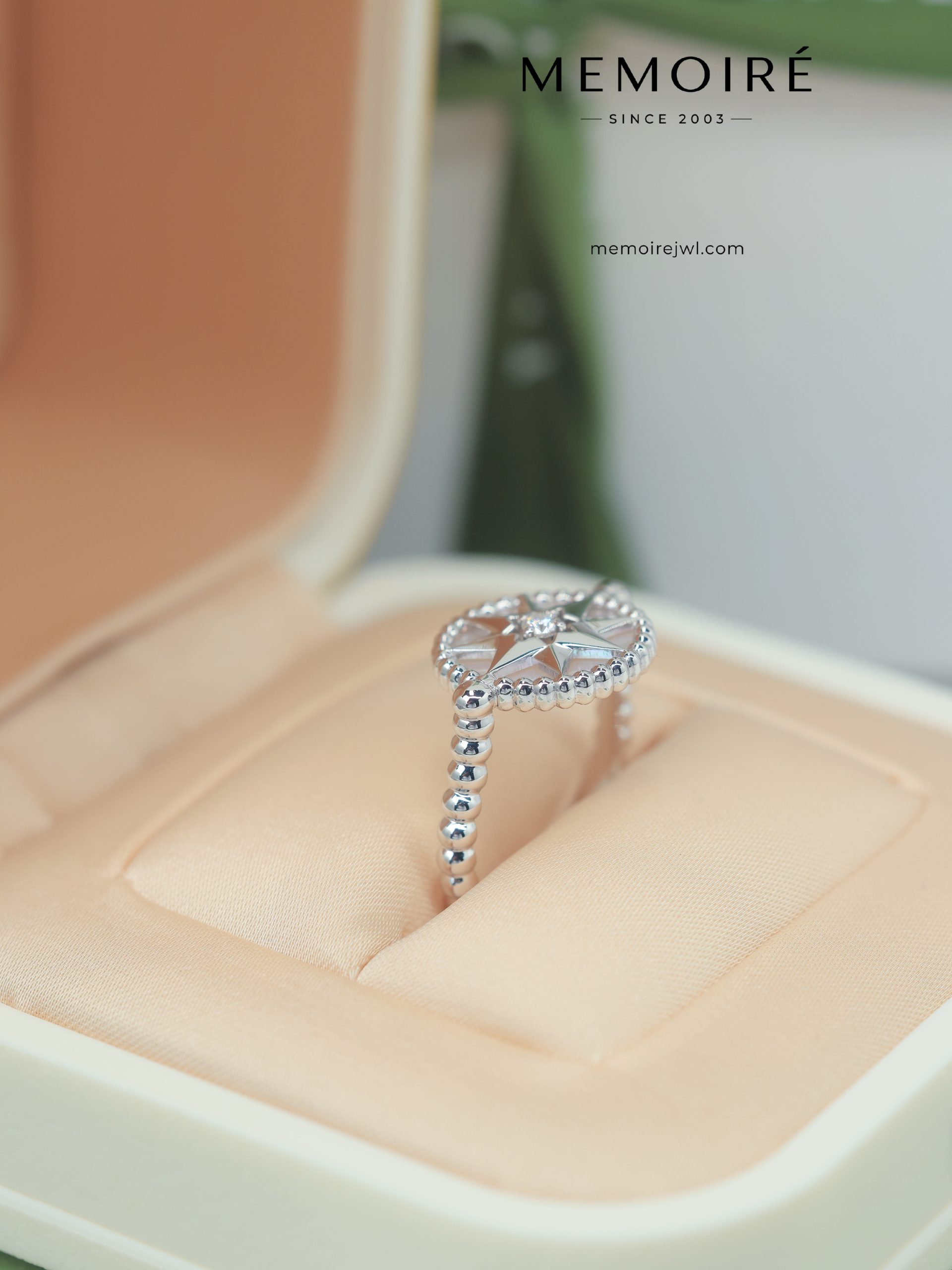 MEMOIRÉ White Gold Mother-of-Pearl Compass Ring