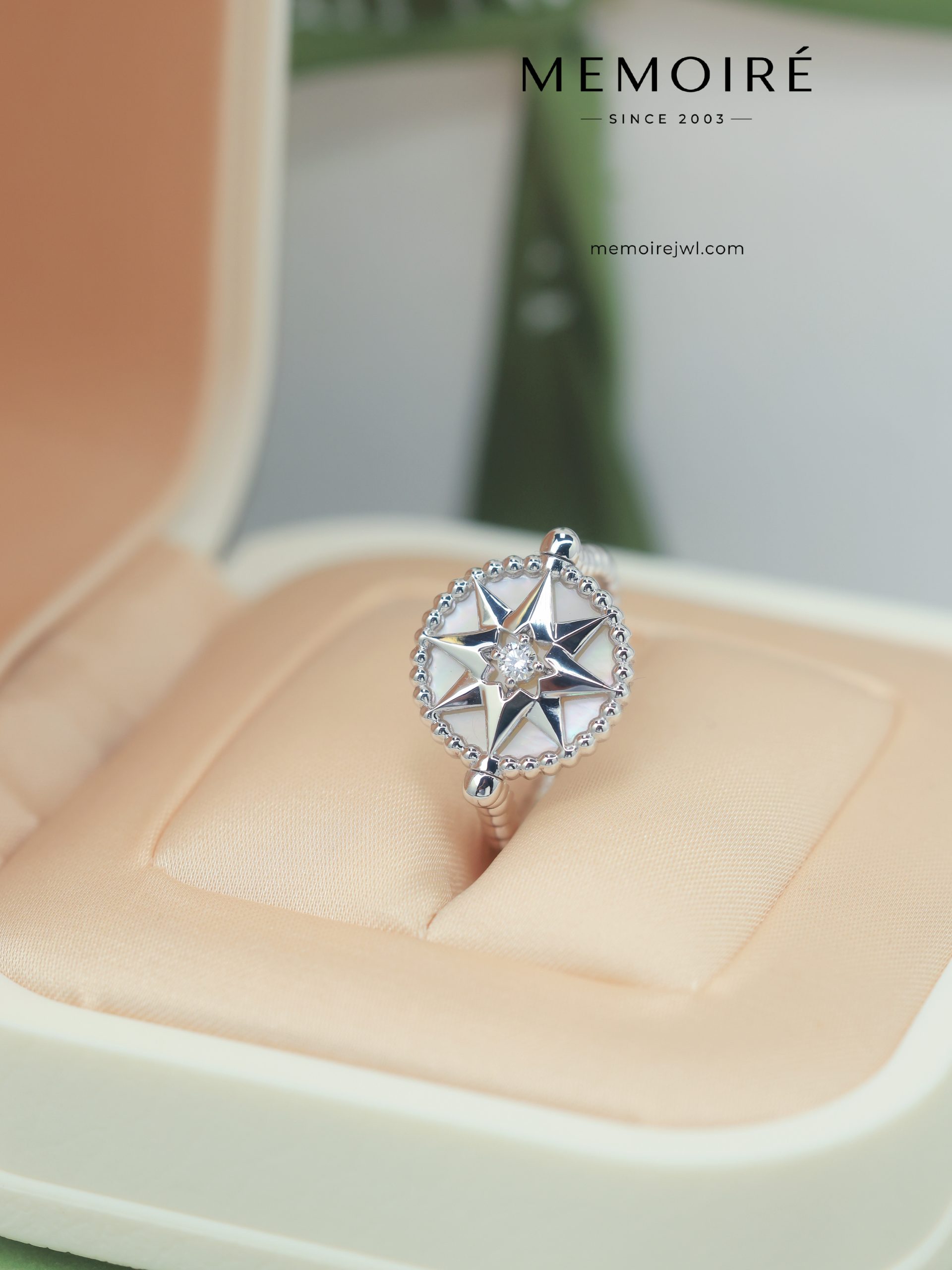 MEMOIRÉ White Gold Mother-of-Pearl Compass Ring - Image 3