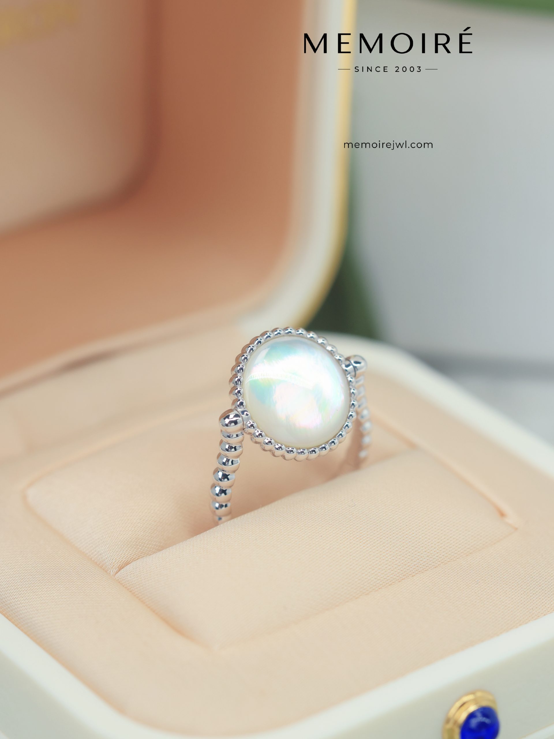 MEMOIRÉ White Gold Mother-of-Pearl Compass Ring - Image 4