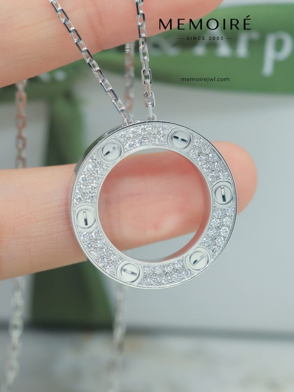MÉMOIRÉ 18K White Gold LOVE Screw Detail Circle Necklace