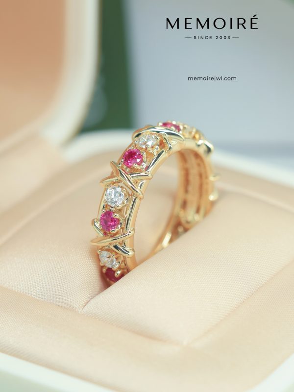MEMOIRÉ Yellow Gold Ruby & Diamond Sixteen-Stone Ring