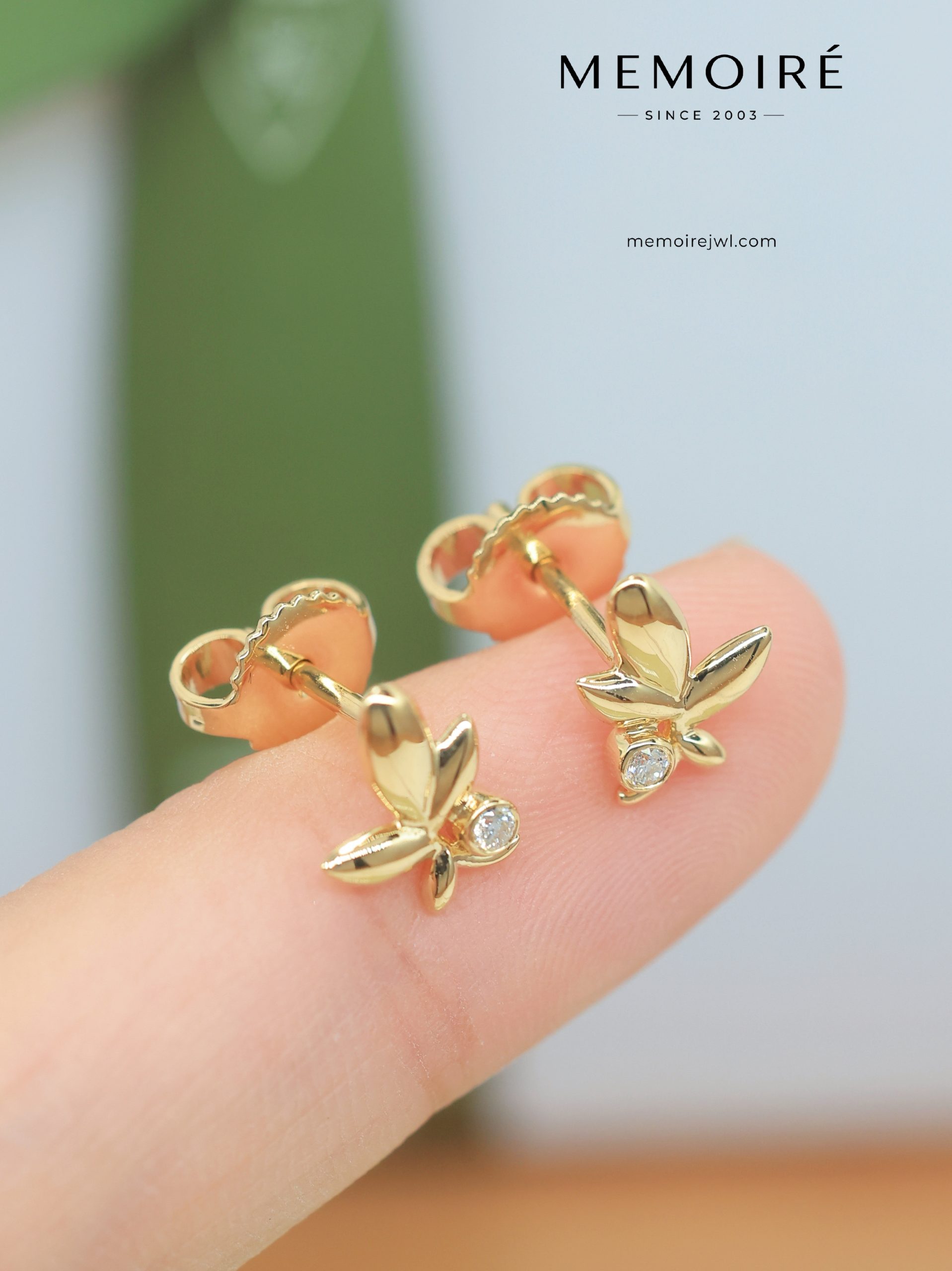 MEMOIRÉ Yellow Gold Single-Diamond Olive Leaf Stud Earrings - Image 3
