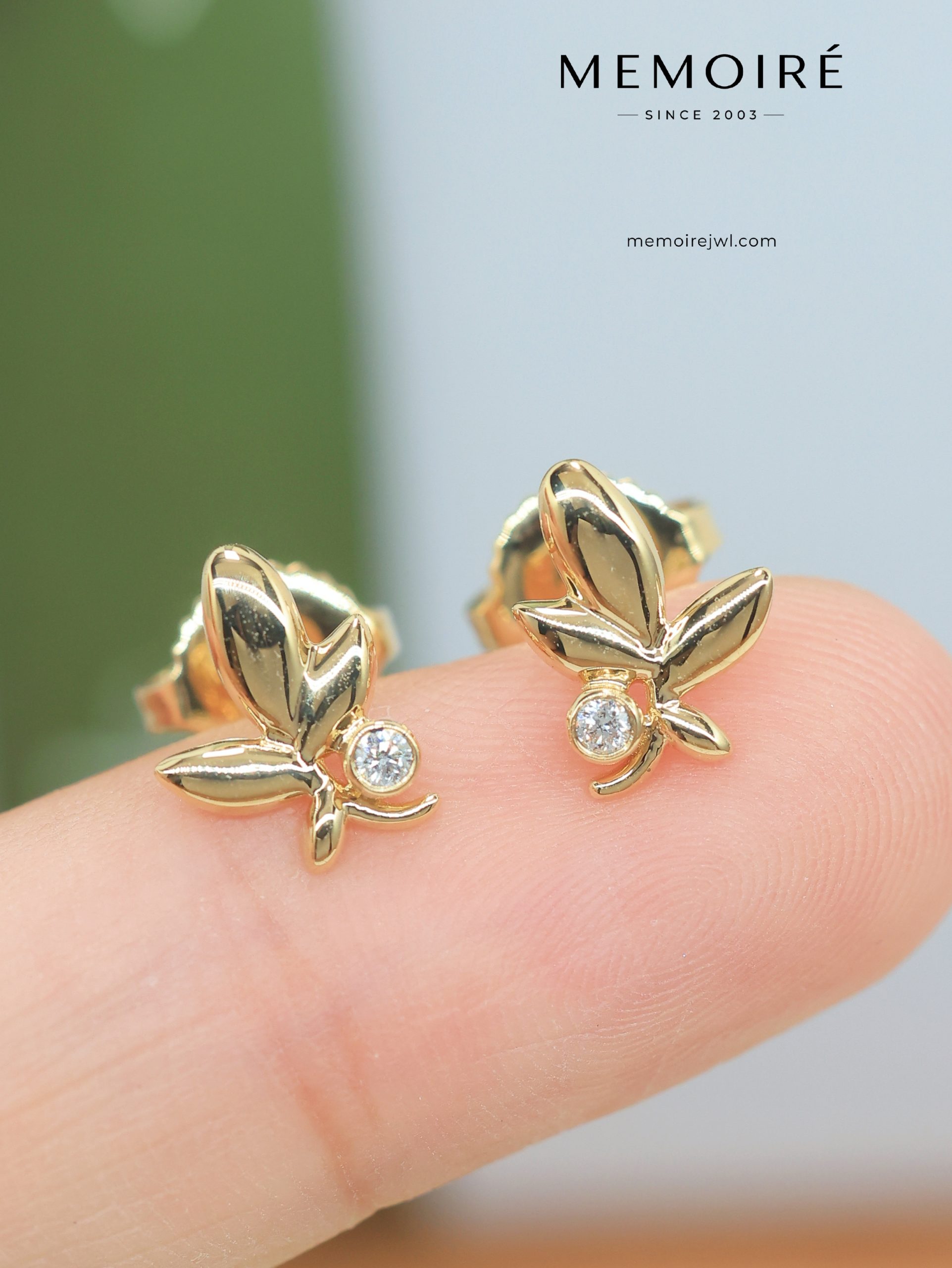 MEMOIRÉ Yellow Gold Single-Diamond Olive Leaf Stud Earrings