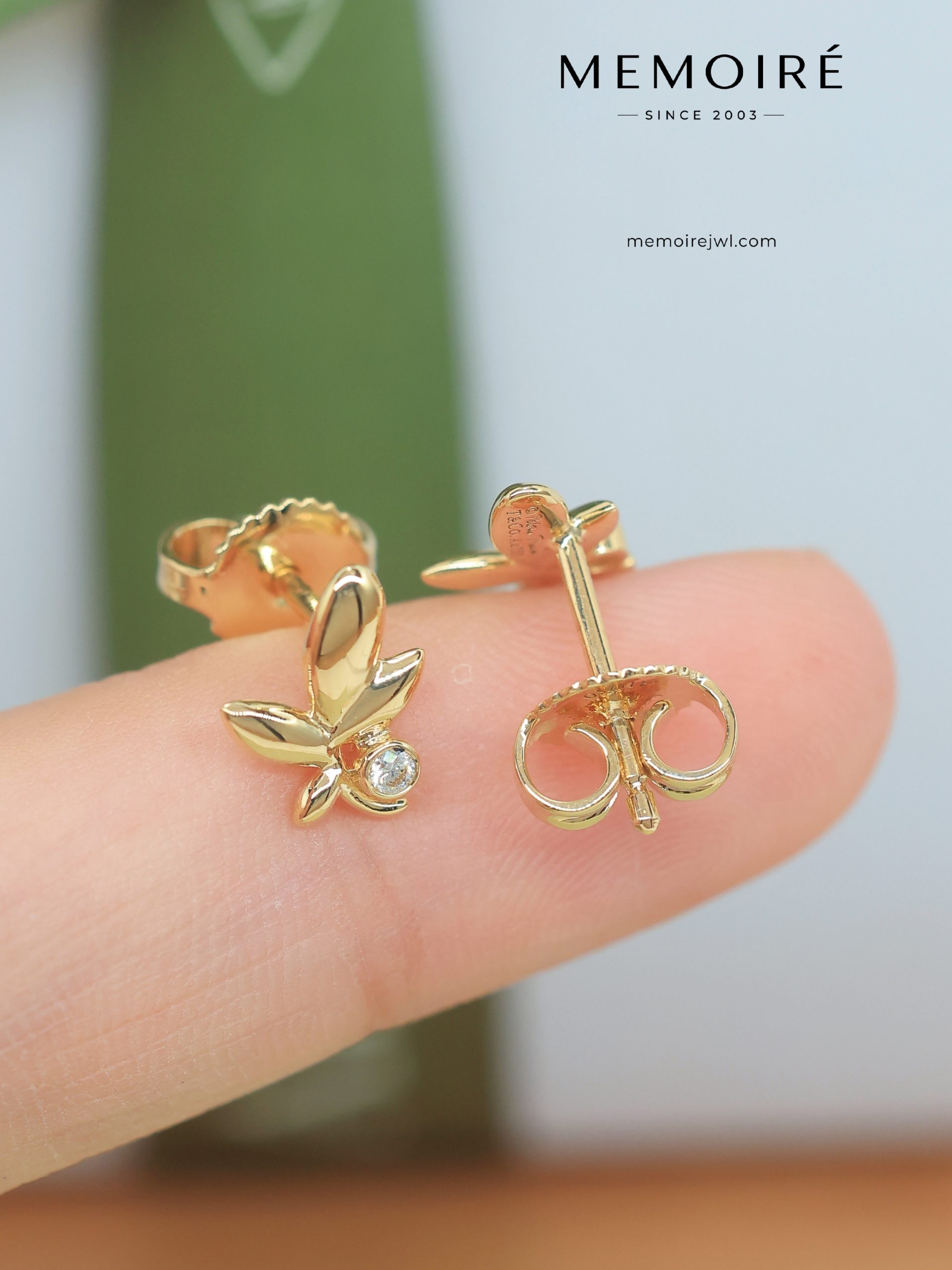 MEMOIRÉ Yellow Gold Single-Diamond Olive Leaf Stud Earrings - Image 5