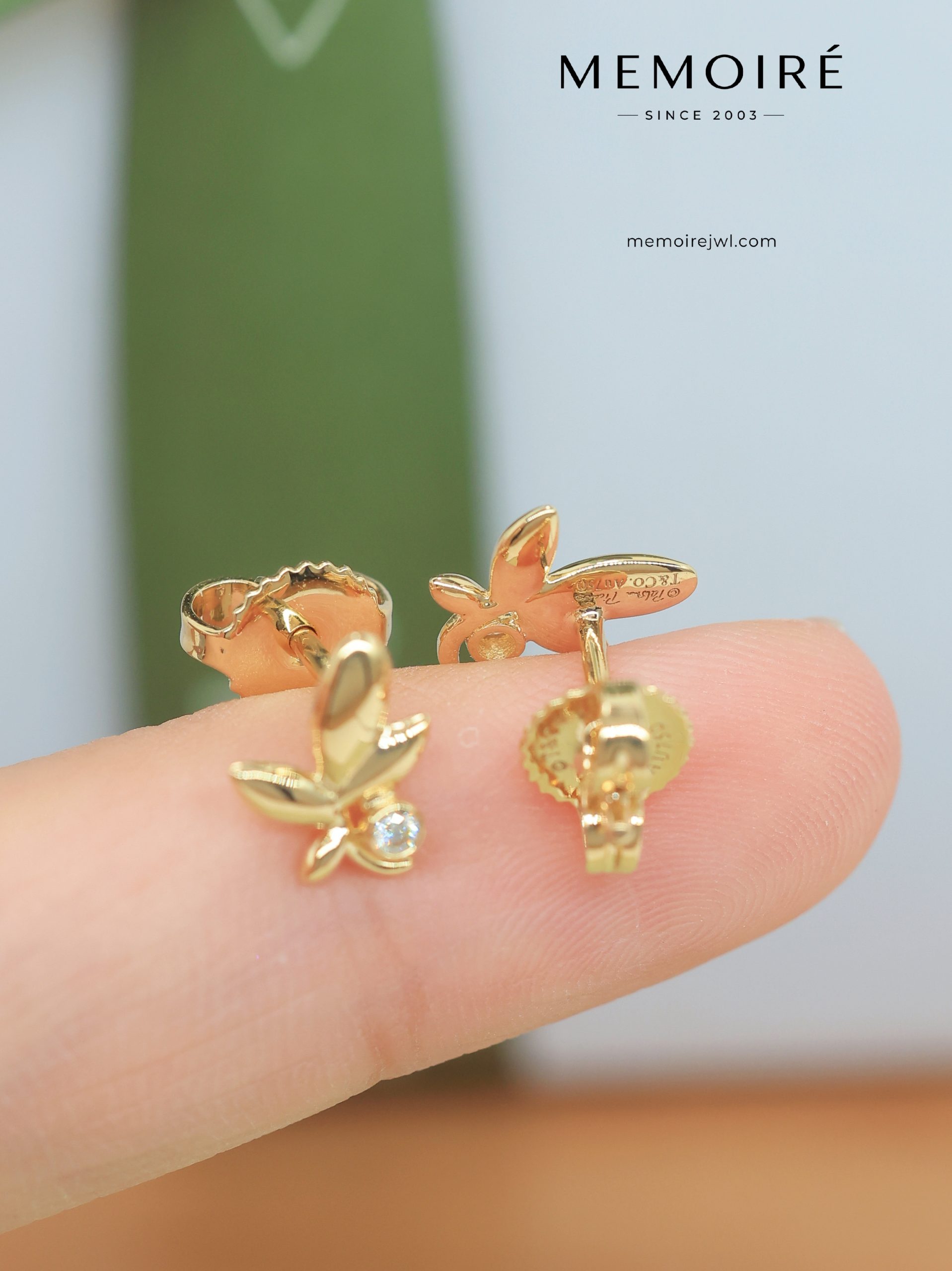 MEMOIRÉ Yellow Gold Single-Diamond Olive Leaf Stud Earrings - Image 4