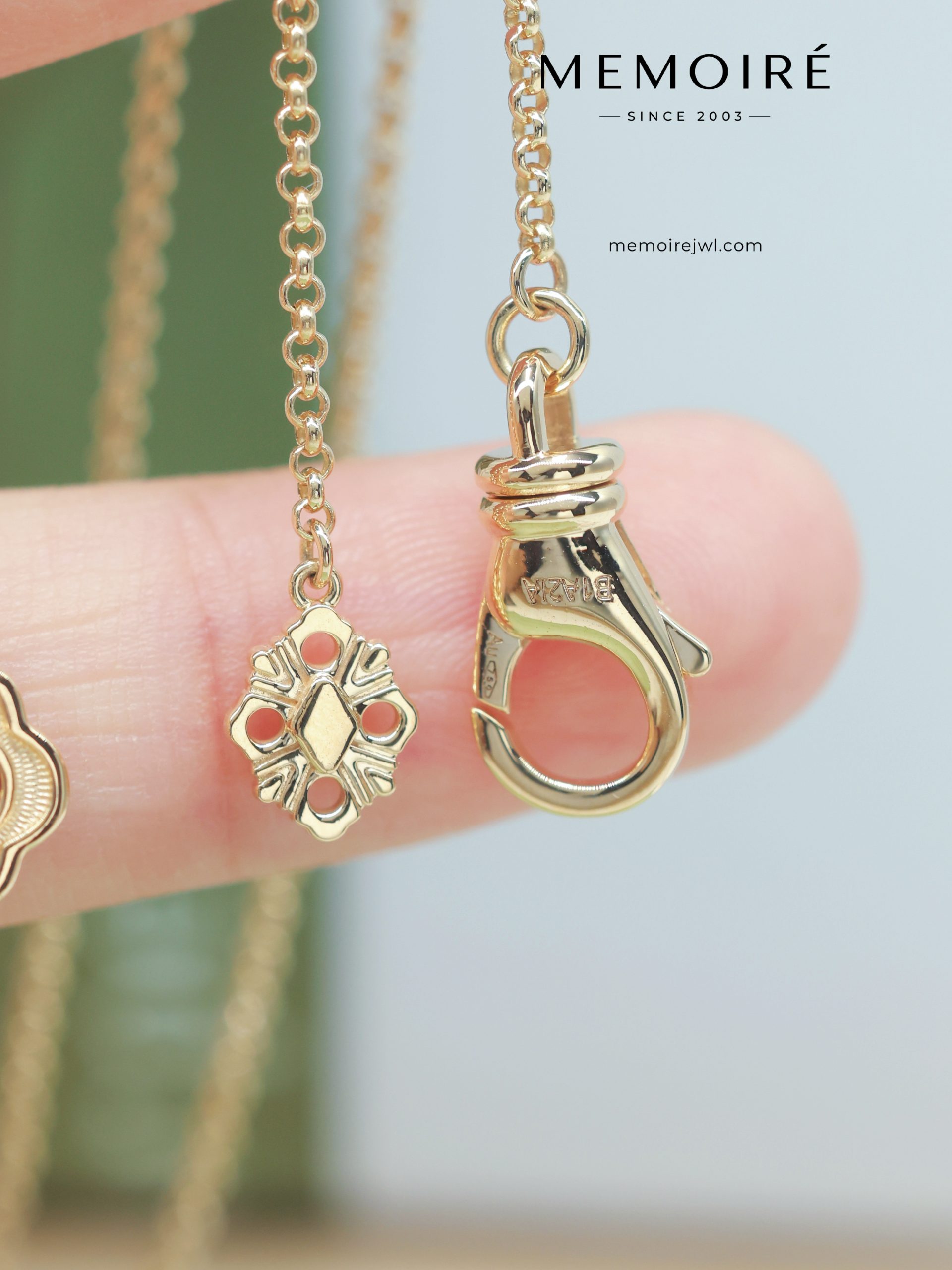 MEMOIRÉ 18K Yellow Gold Red Enamel Four-Leaf Clover Diamond Pendant Necklace - Image 4
