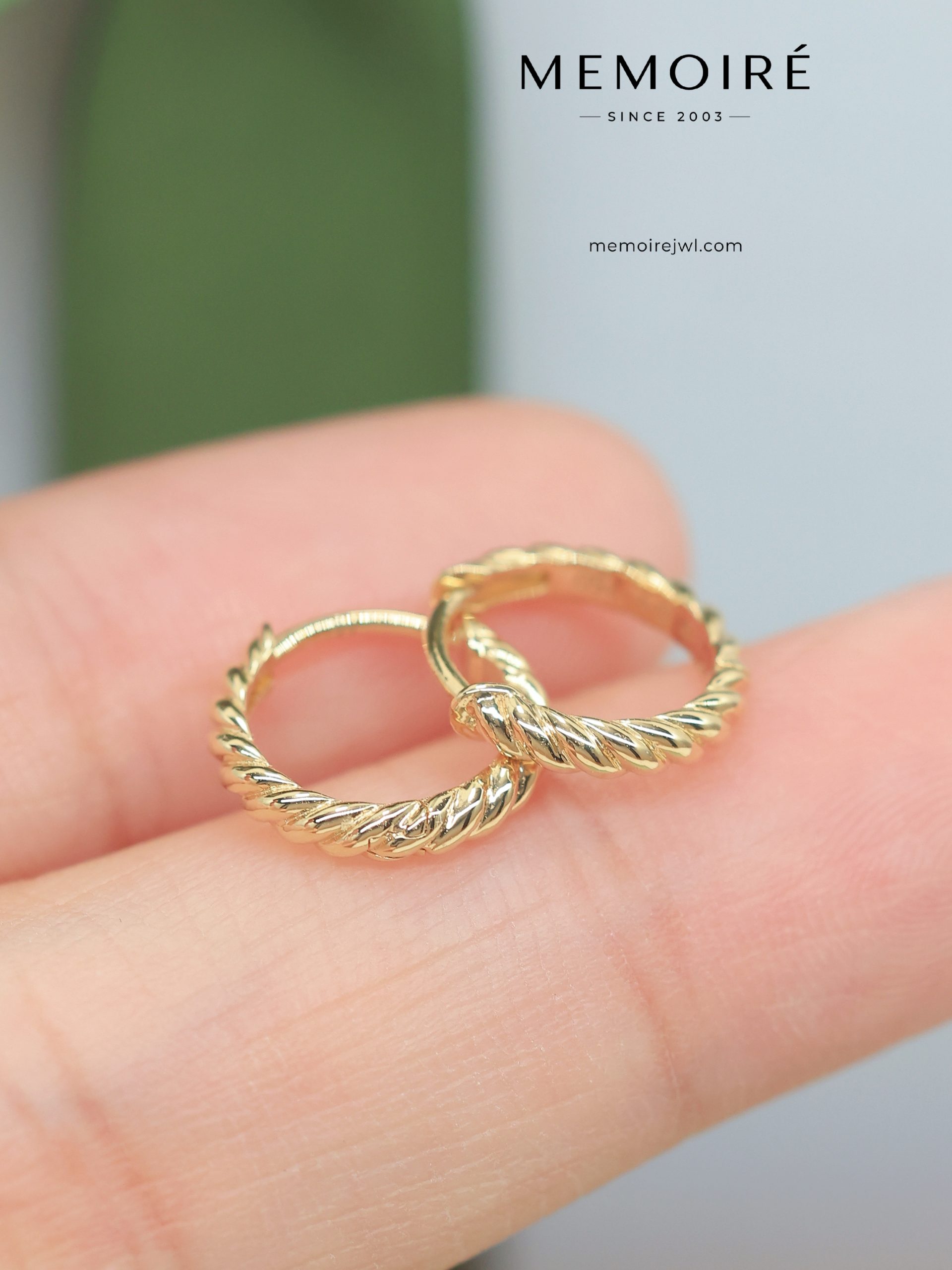 MEMOIRÉ Yellow Gold Twisted Hoop Earrings