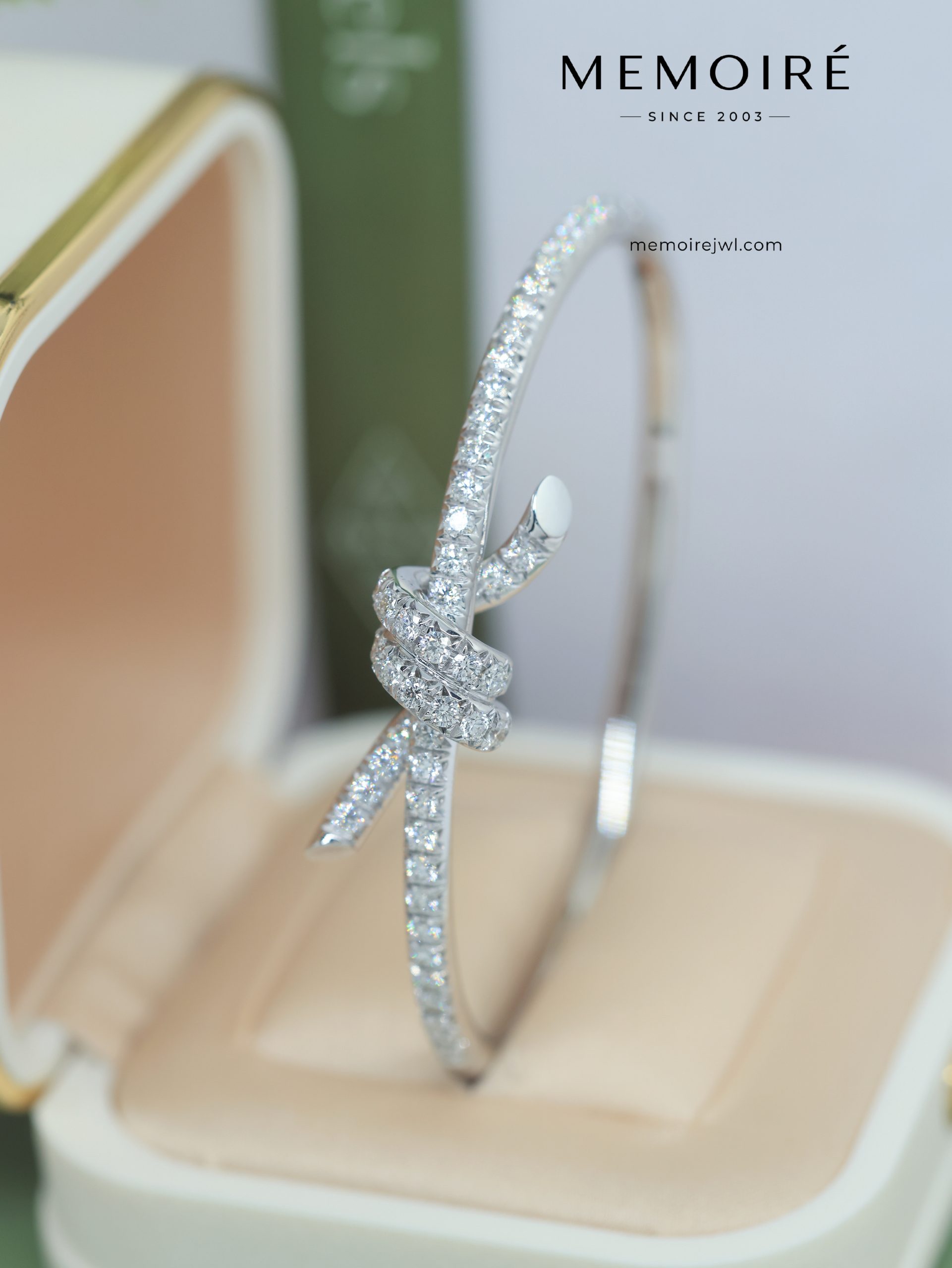 MEMOIRÉ Platinum Full-Pave Diamond Knot Bangle