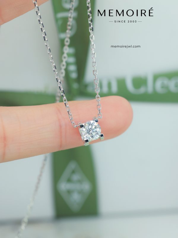 MÉMOIRÉ 18K White Gold Classic Four Claw Solitaire Necklace