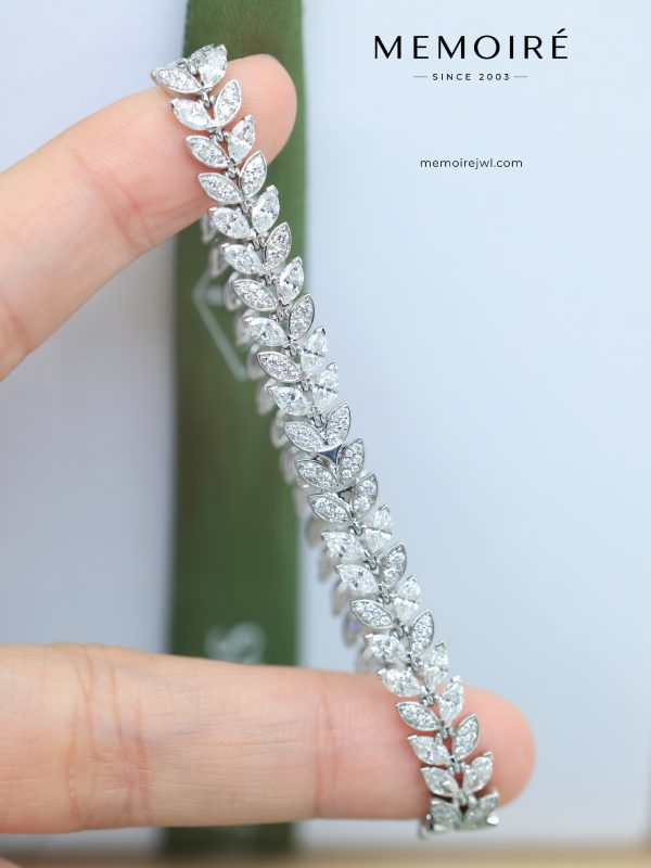 MEMOIRÉ Platinum Full-Pave Diamond Leaf Bracelet