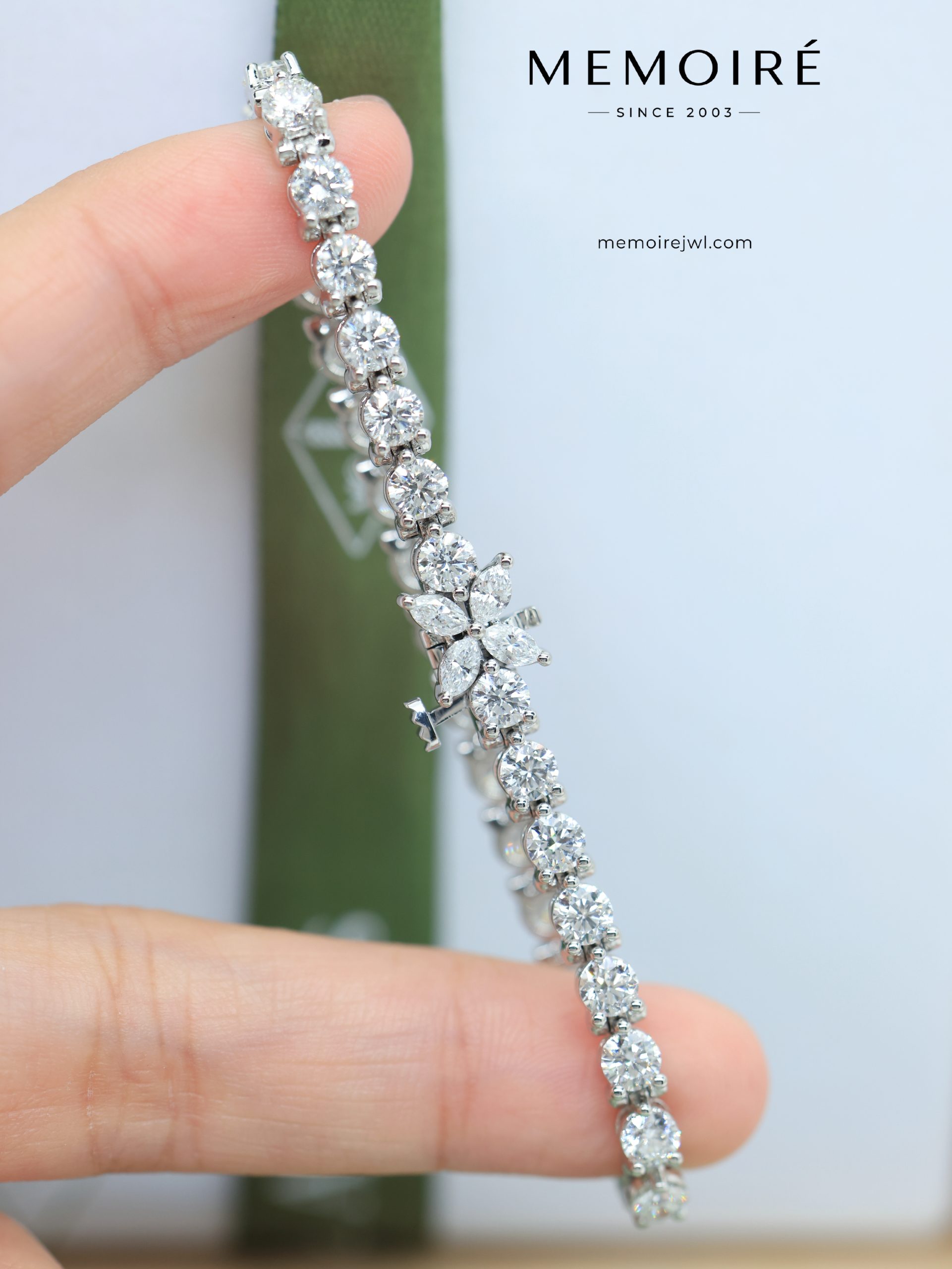 MEMOIRÉ Platinum Double T Diamond Bangle