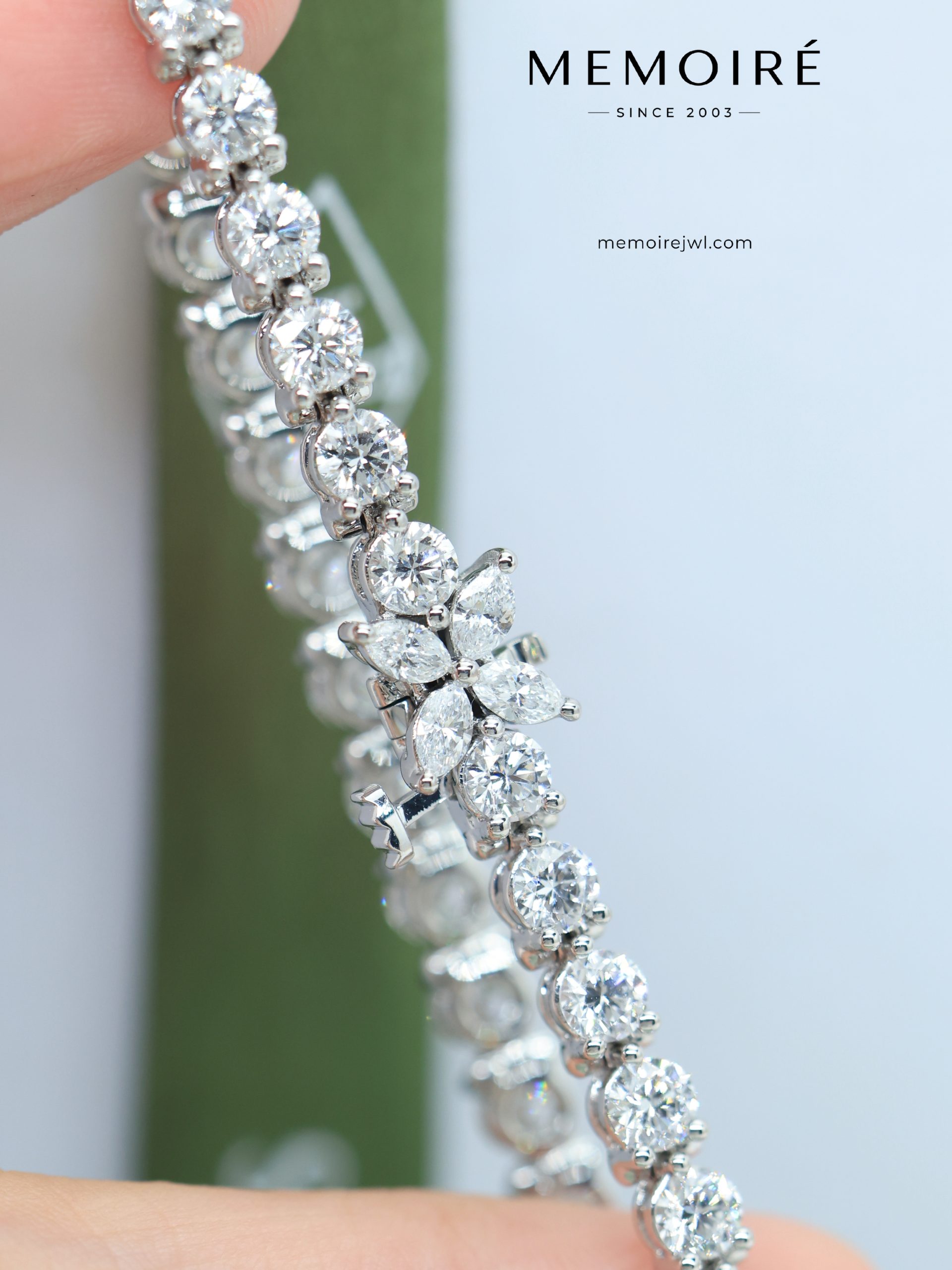 MEMOIRÉ Platinum Double T Diamond Bangle - Image 3
