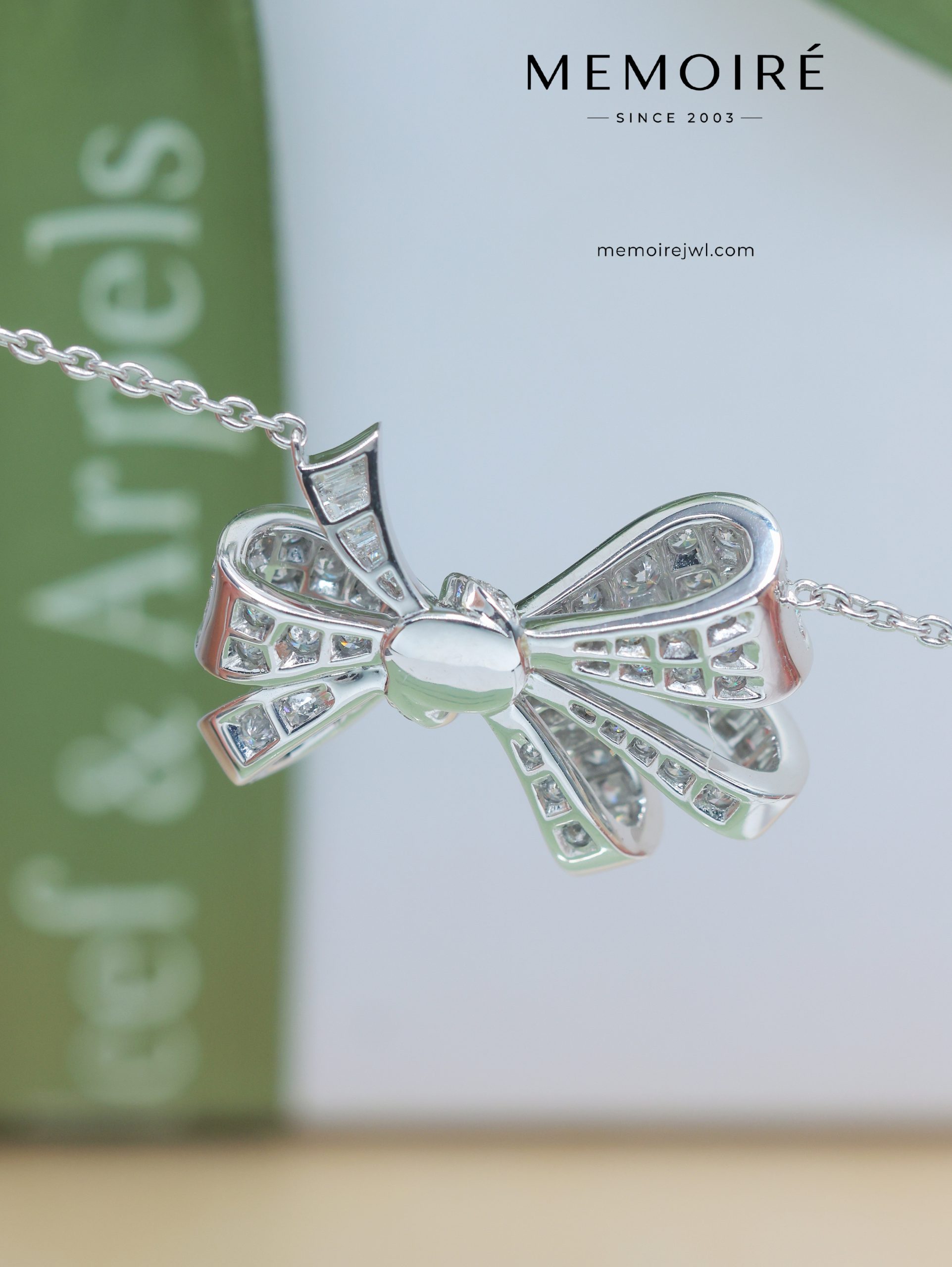 MEMOIRÉ White Gold Full-Pave Bow Necklace